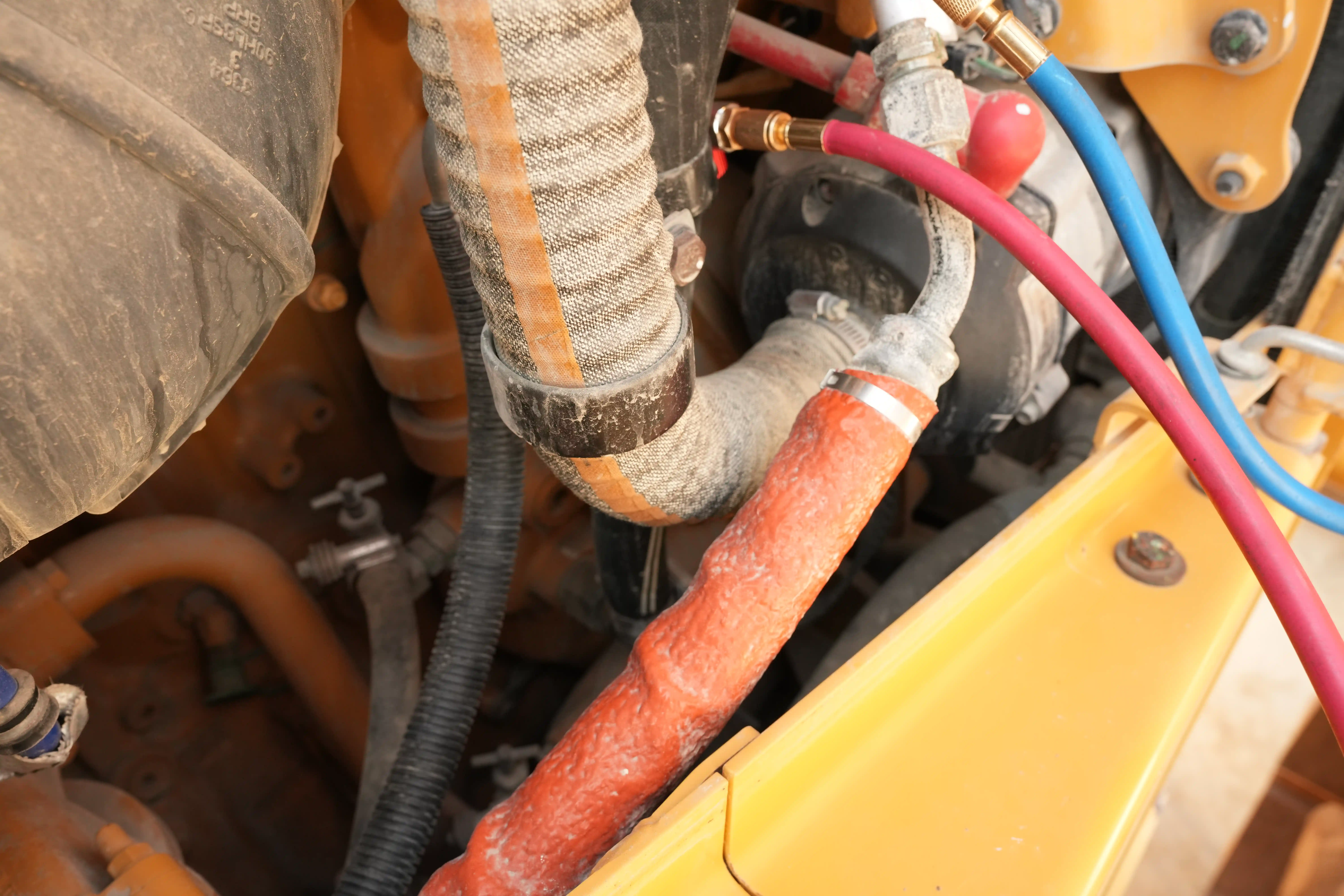 CDB-001-Cat-D8T-crawler-dozer-inspection-air-conditioning-refrigerant-lines