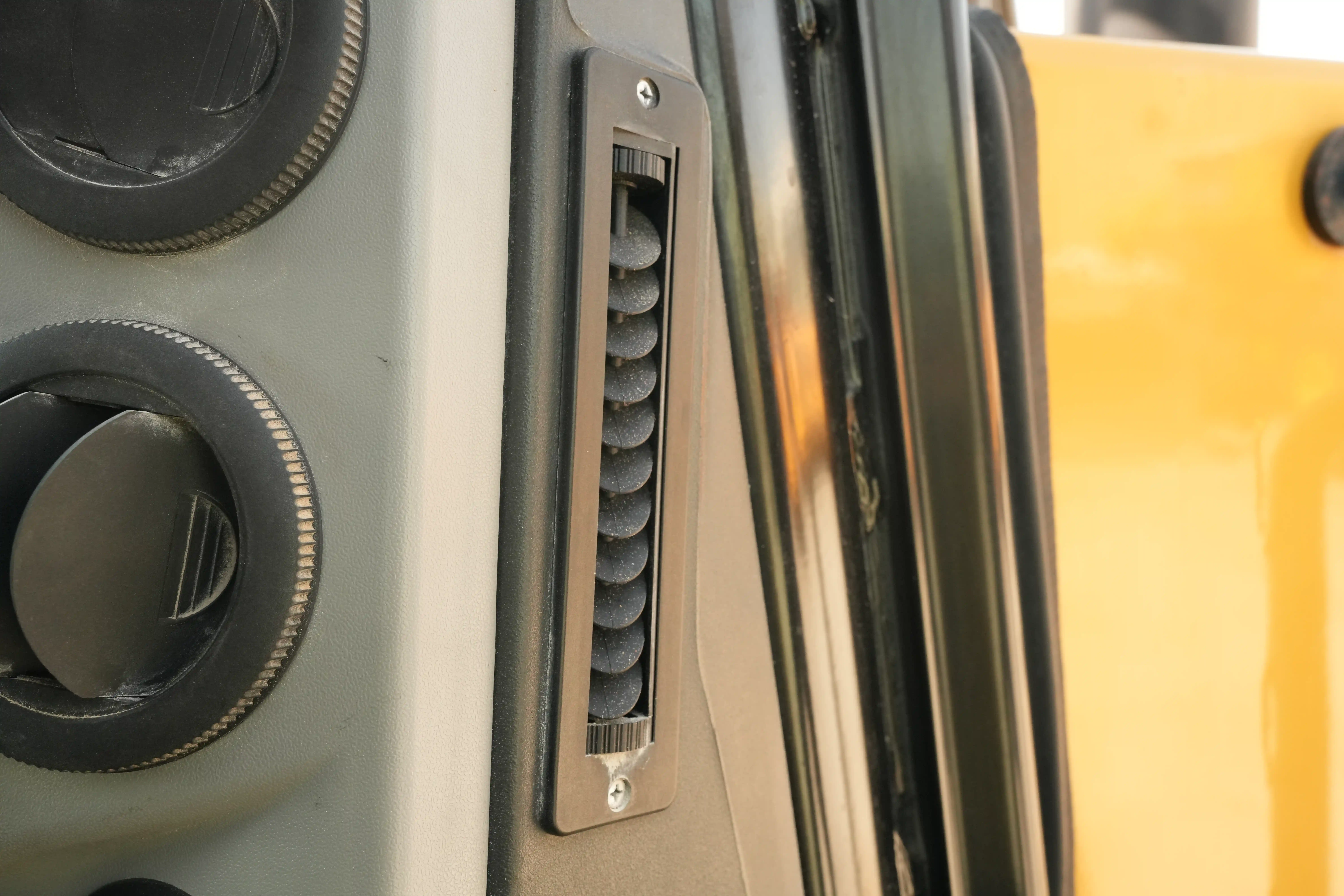 CDB-001-Cat-D8T-crawler-dozer-inspection-air-conditioning-vents-and-air-flow-3