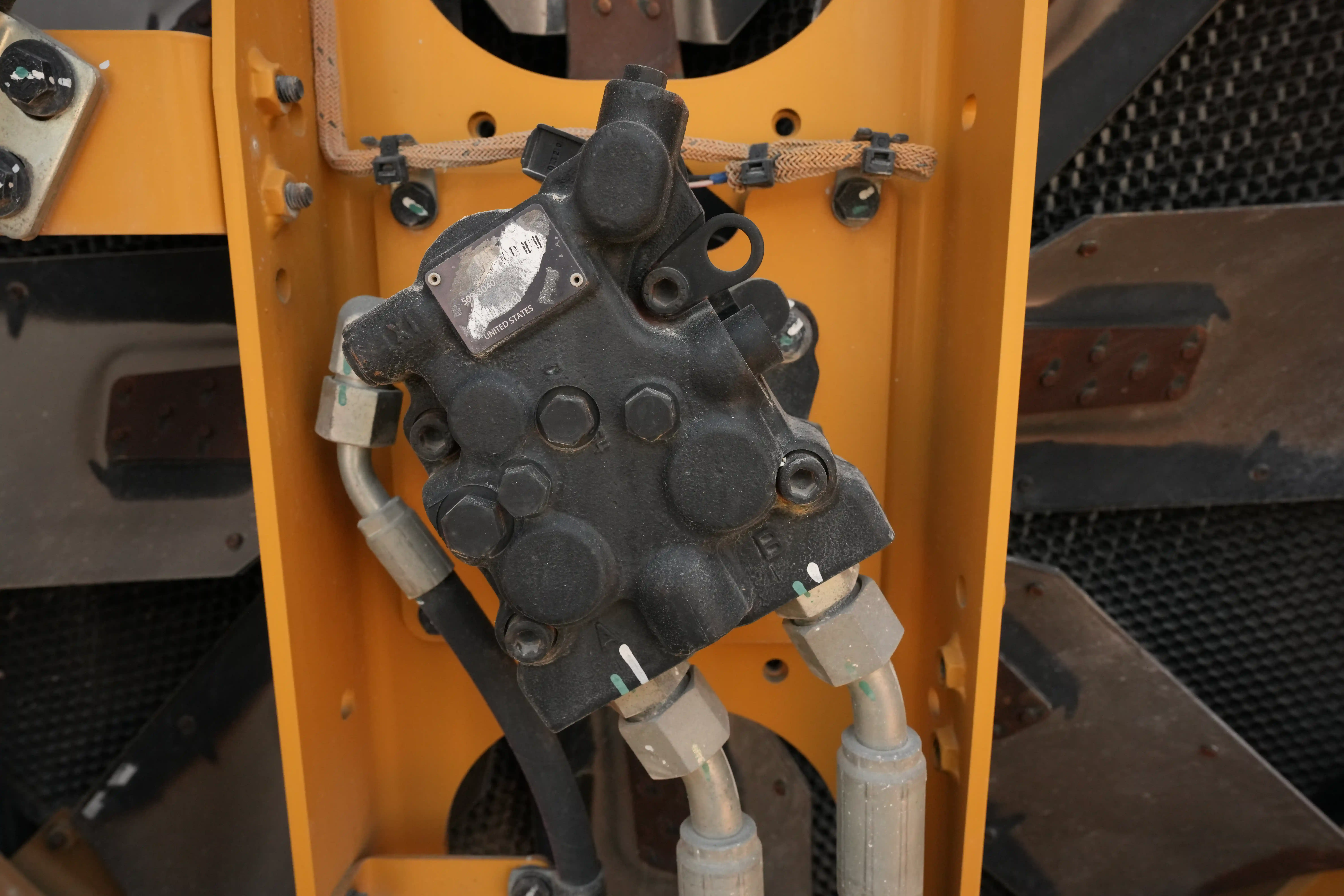 CDB-001-Cat-D8T-crawler-dozer-inspection-engine-cooling-fan-and-fan-guard-1