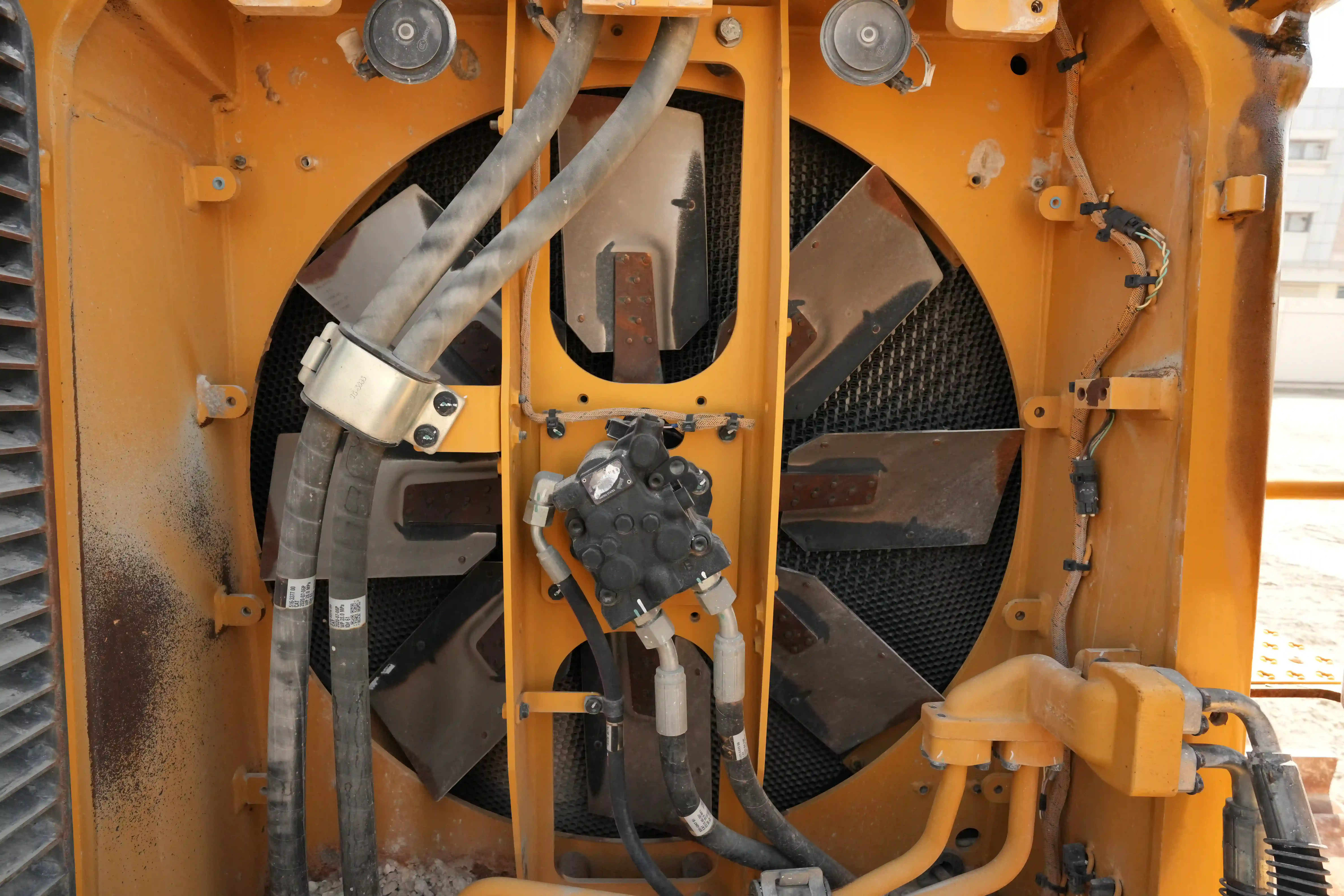 CDB-001-Cat-D8T-crawler-dozer-inspection-engine-cooling-fan-and-fan-guard-2