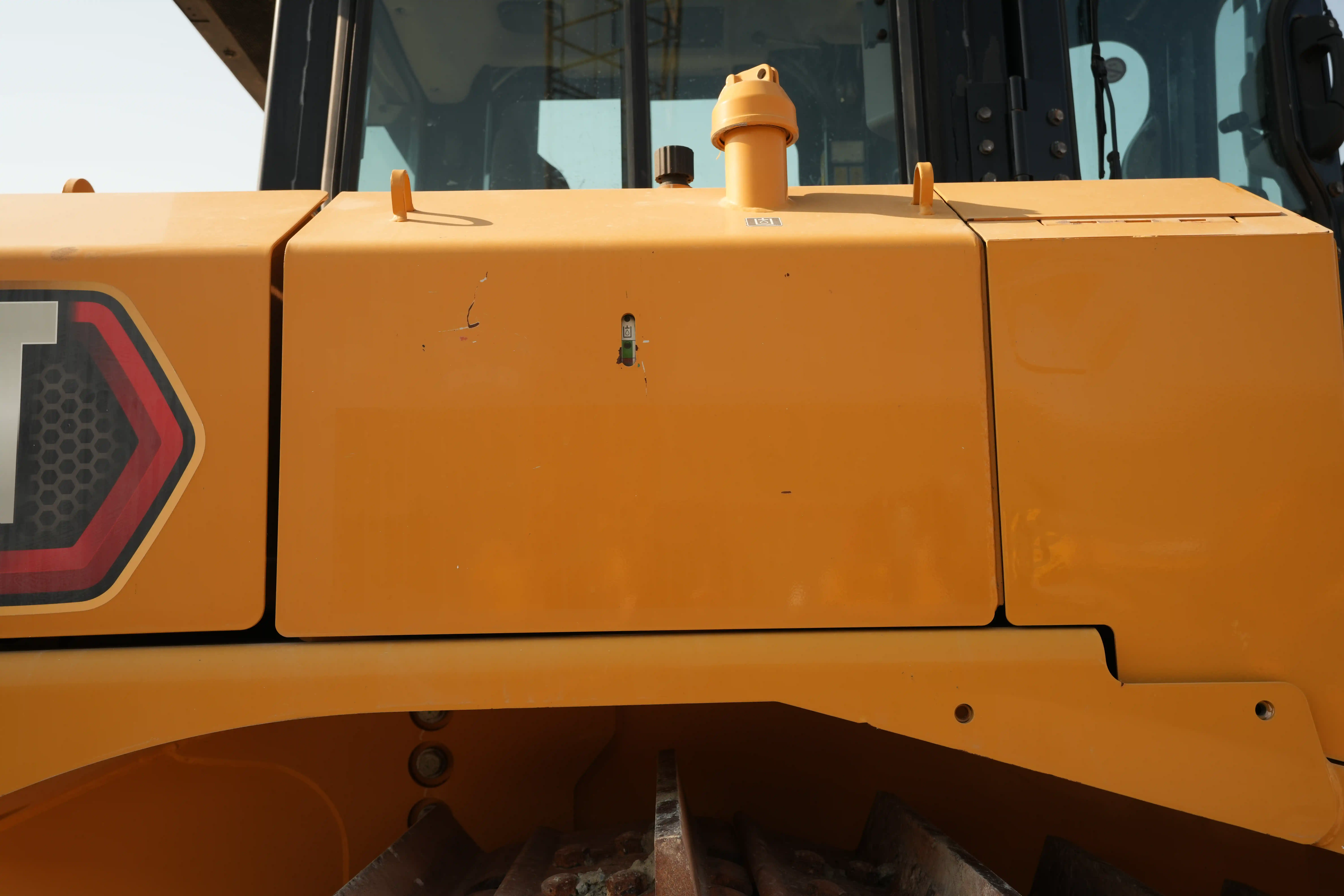 CDB-001-Cat-D8T-crawler-dozer-inspection-hydraulics-hydraulic-tank-1