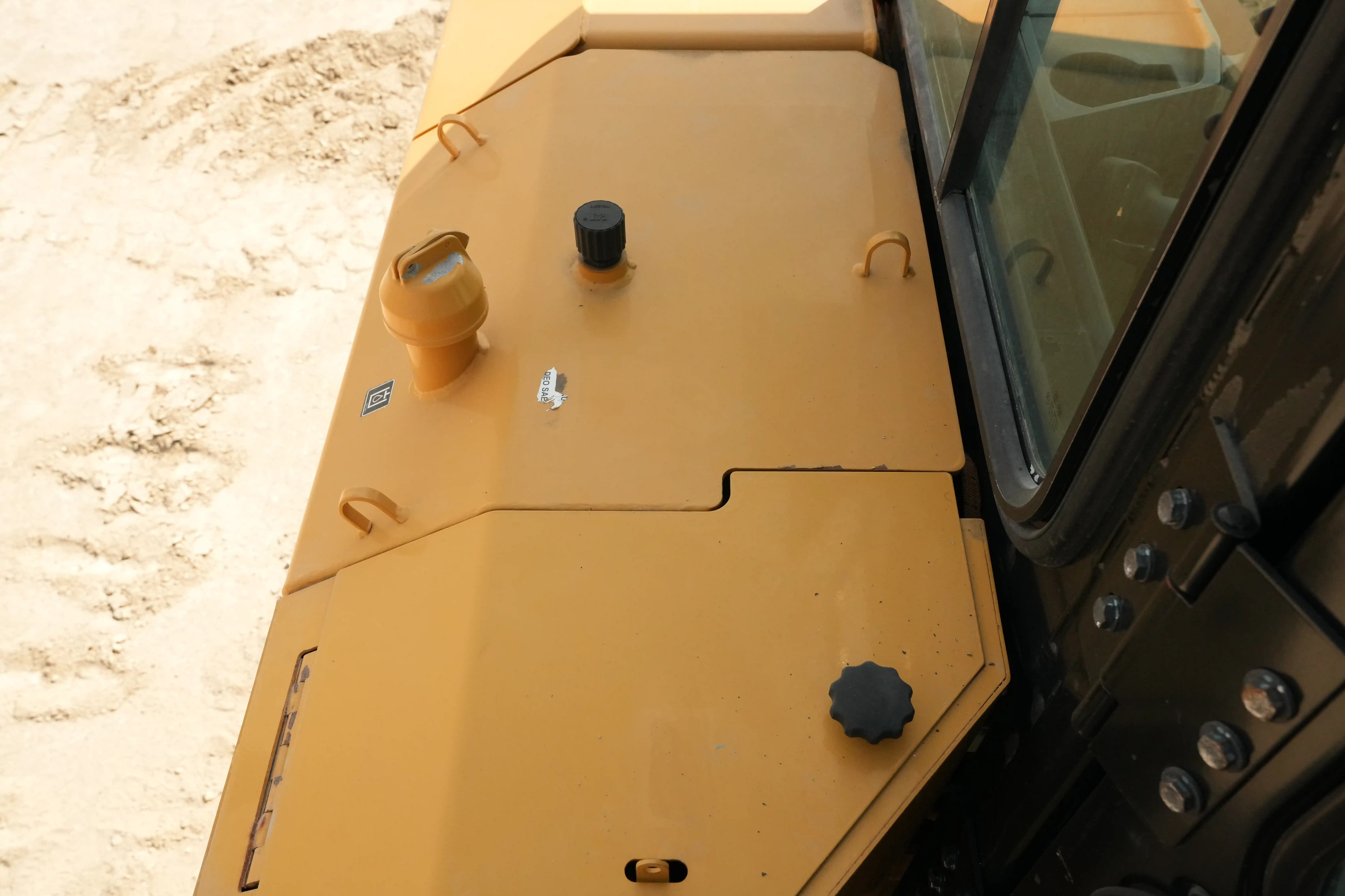 CDB-001-Cat-D8T-crawler-dozer-inspection-hydraulics-hydraulic-tank-2