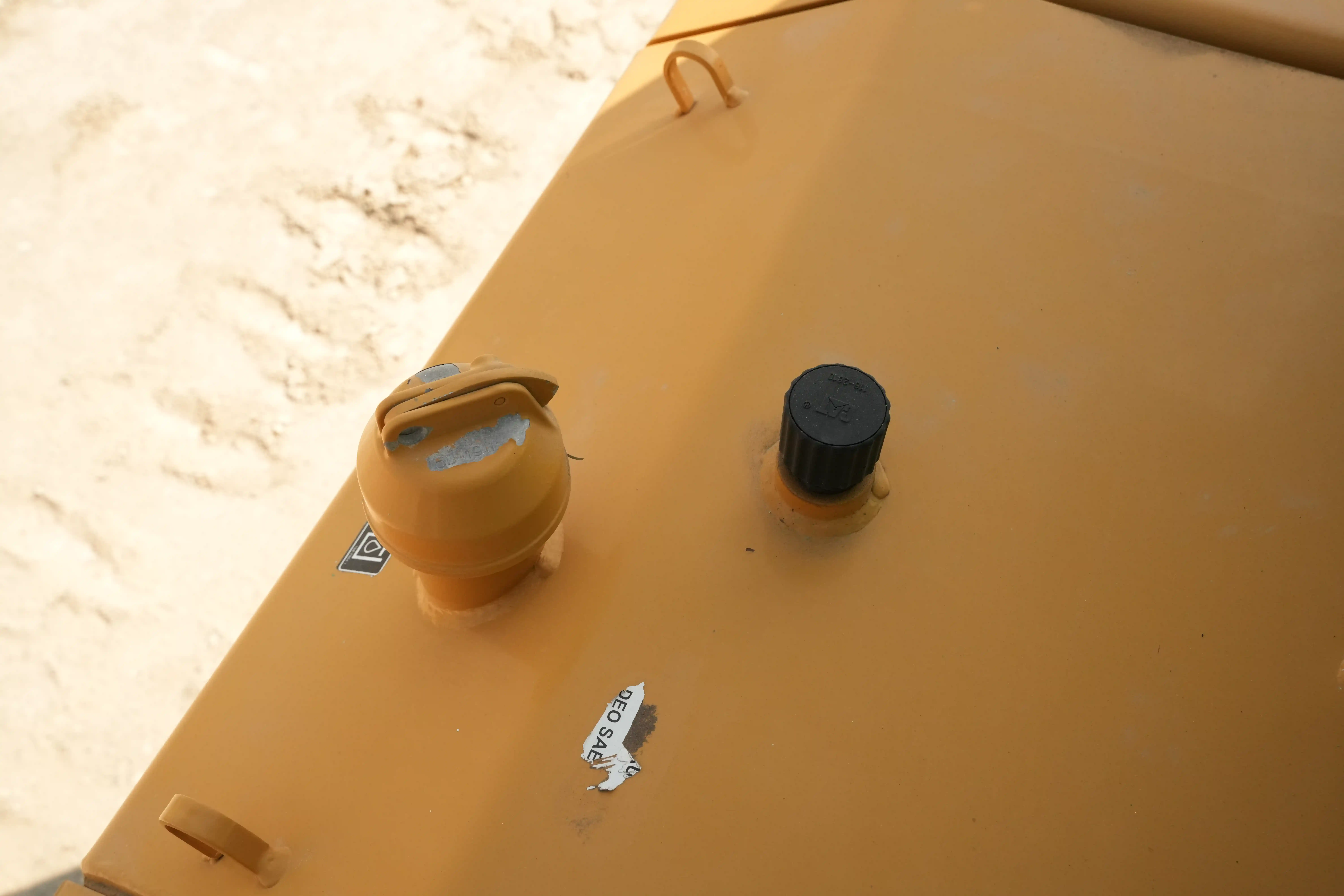 CDB-001-Cat-D8T-crawler-dozer-inspection-hydraulics-hydraulic-tank-3