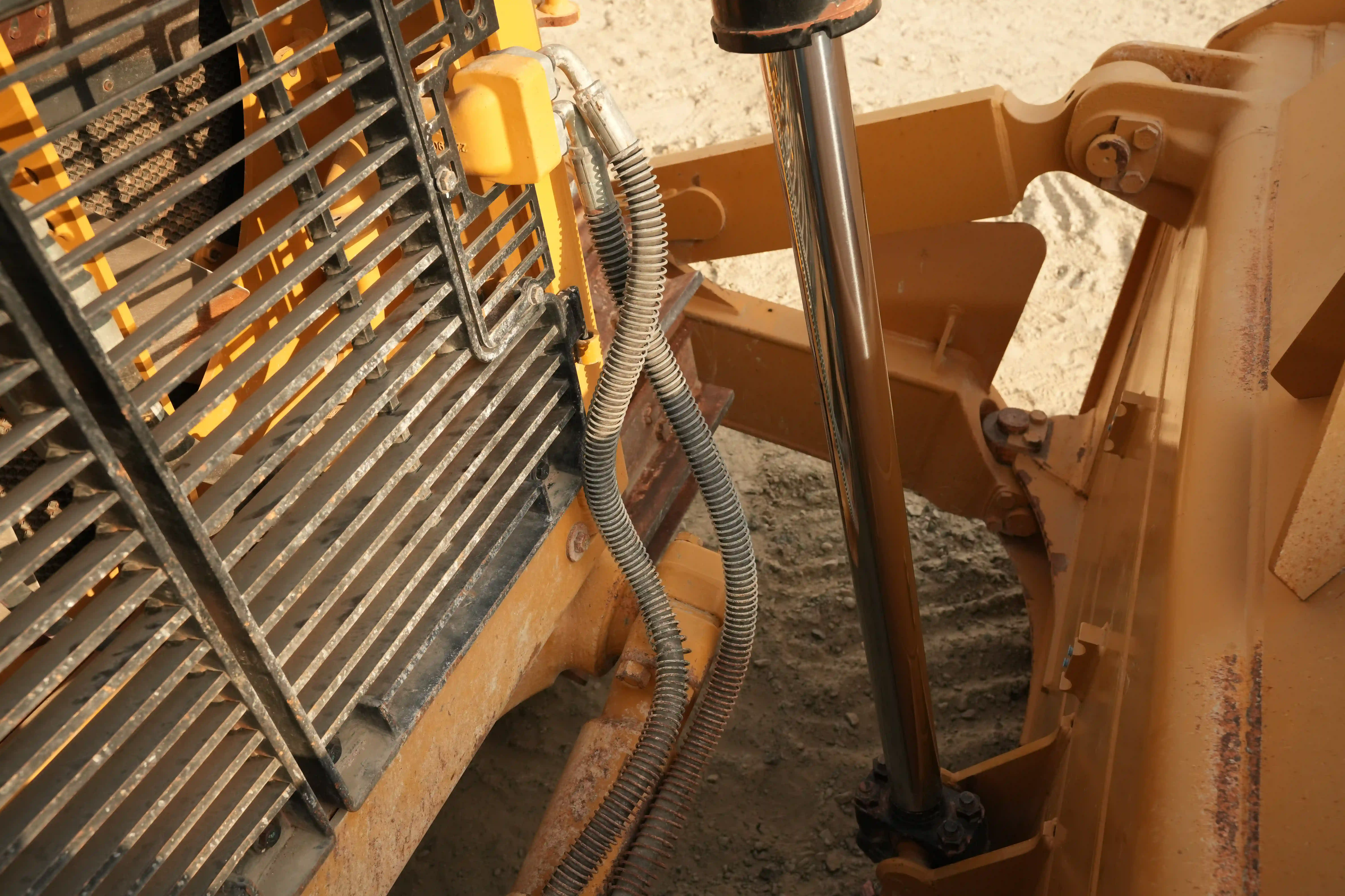 CDB-001-Cat-D8T-crawler-dozer-inspection-hydraulics-hydraulic-hoses-and-lines-3