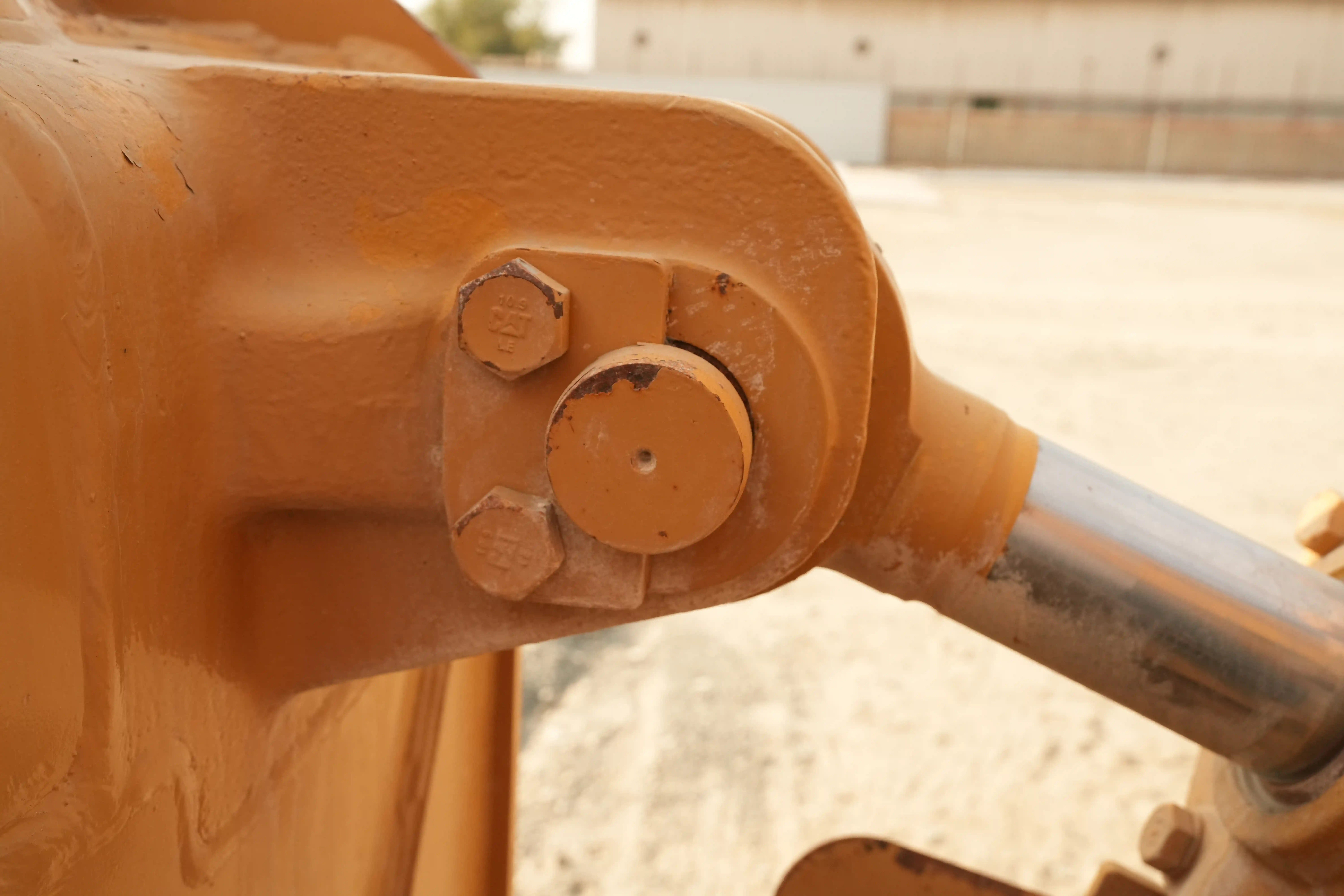 CDB-001-Cat-D8T-crawler-dozer-inspection-hydraulics-hydraulic-pins-locks-1