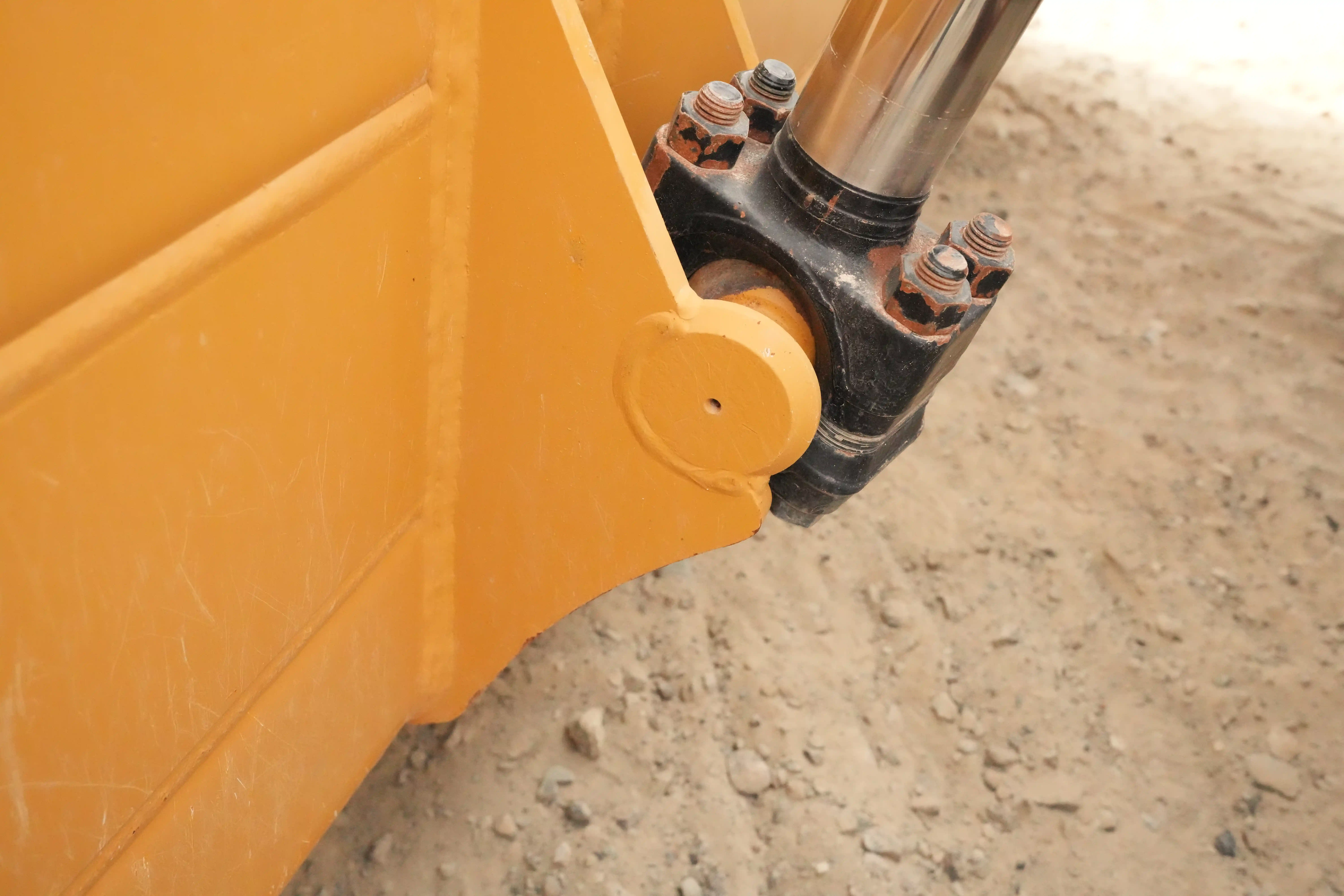 CDB-001-Cat-D8T-crawler-dozer-inspection-hydraulics-hydraulic-pins-locks-2