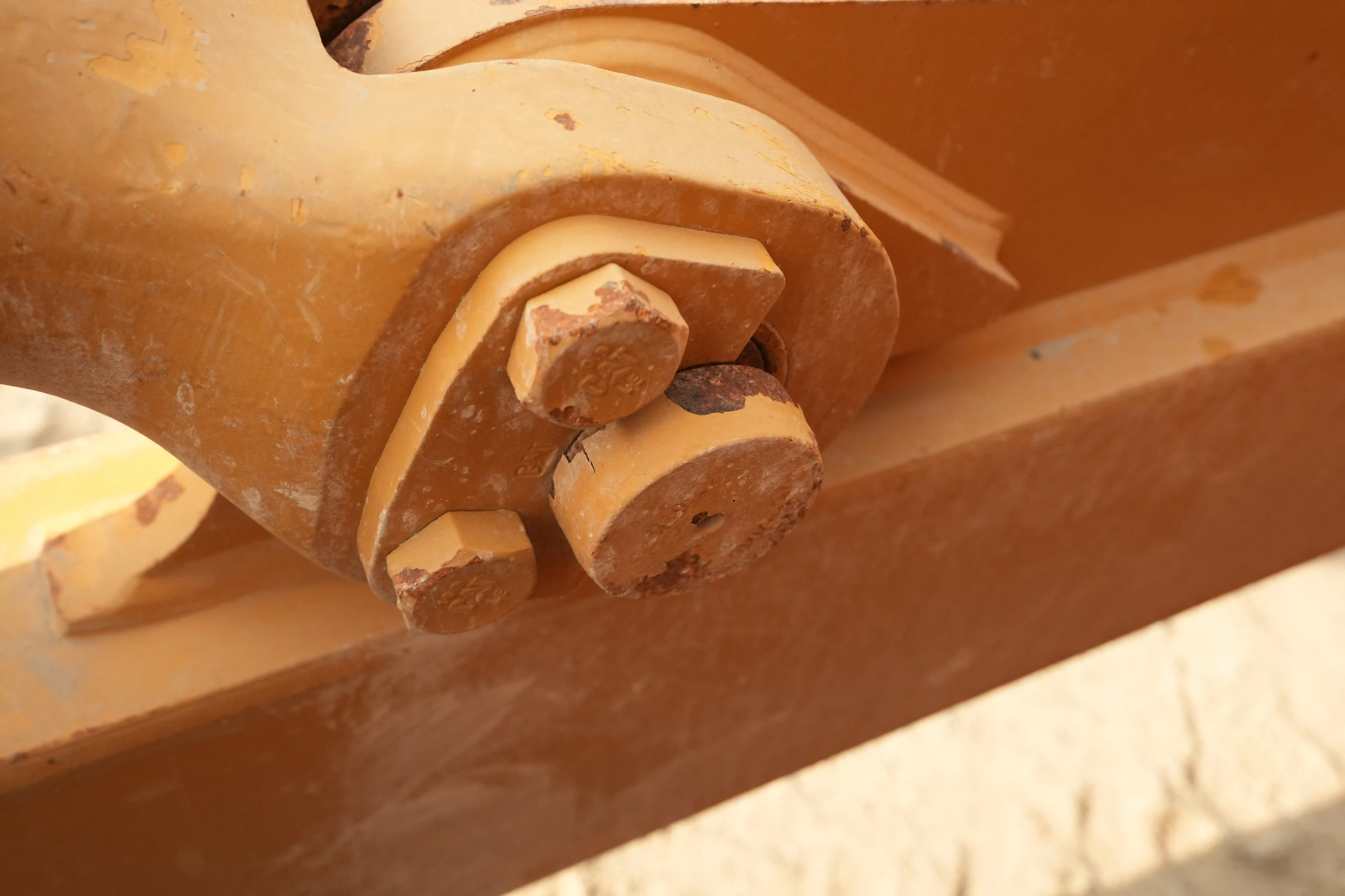 CDB-001-Cat-D8T-crawler-dozer-inspection-hydraulics-hydraulic-pins-locks-5