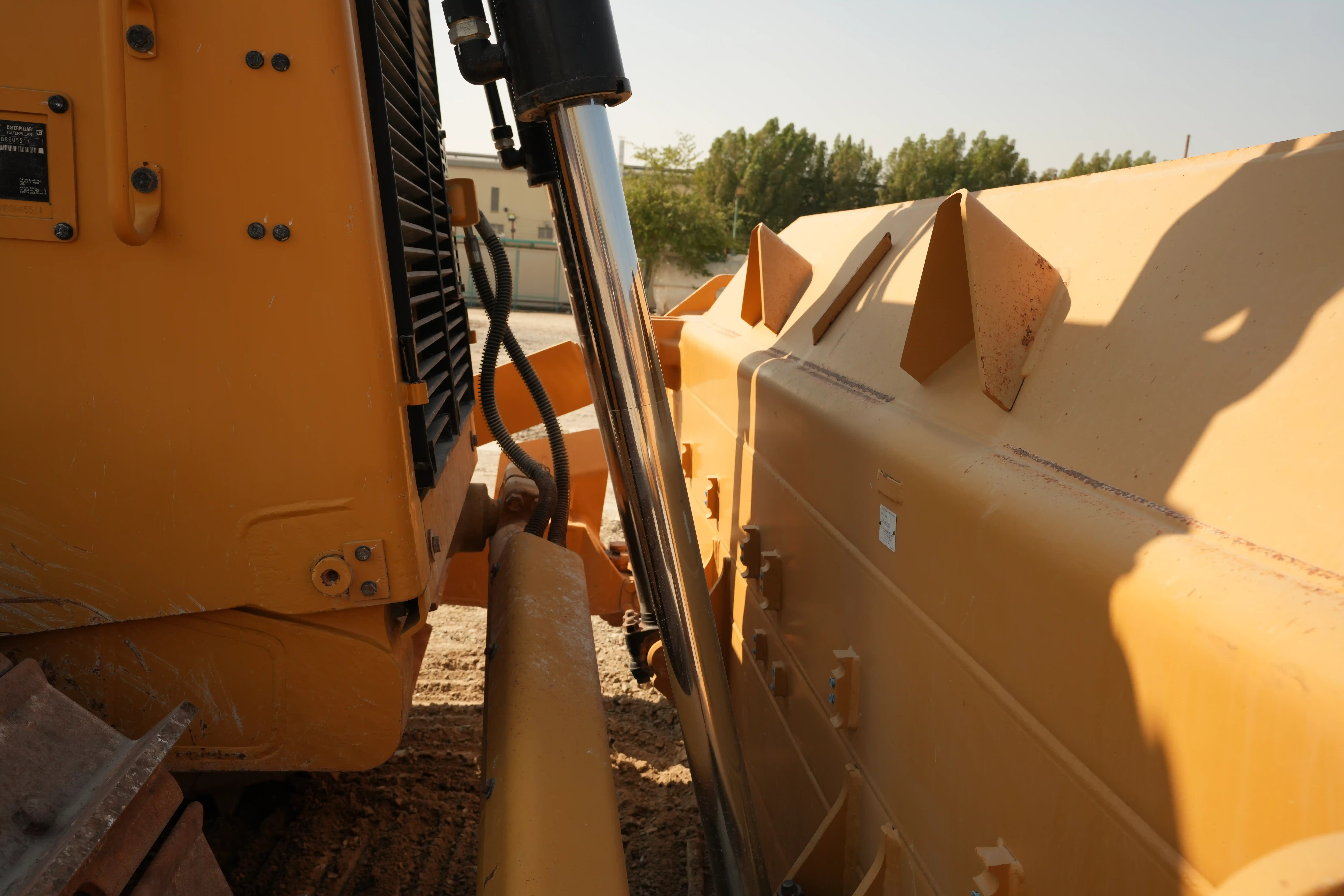 CDB-001-Cat-D8T-crawler-dozer-inspection-hydraulics-blade-lift-cylinders-3