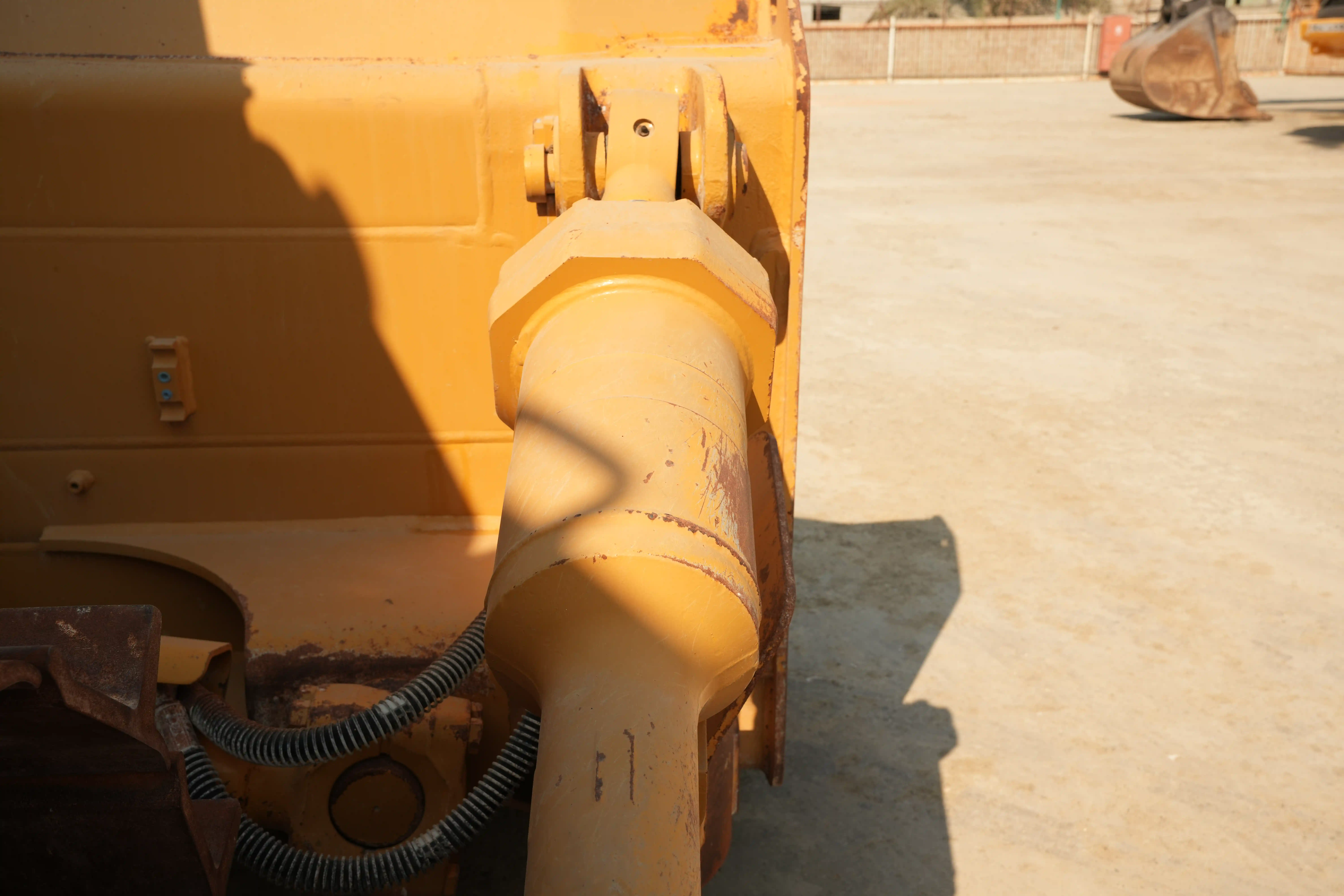 CDB-001-Cat-D8T-crawler-dozer-inspection-hydraulics-blade-tilt-cylinders-1