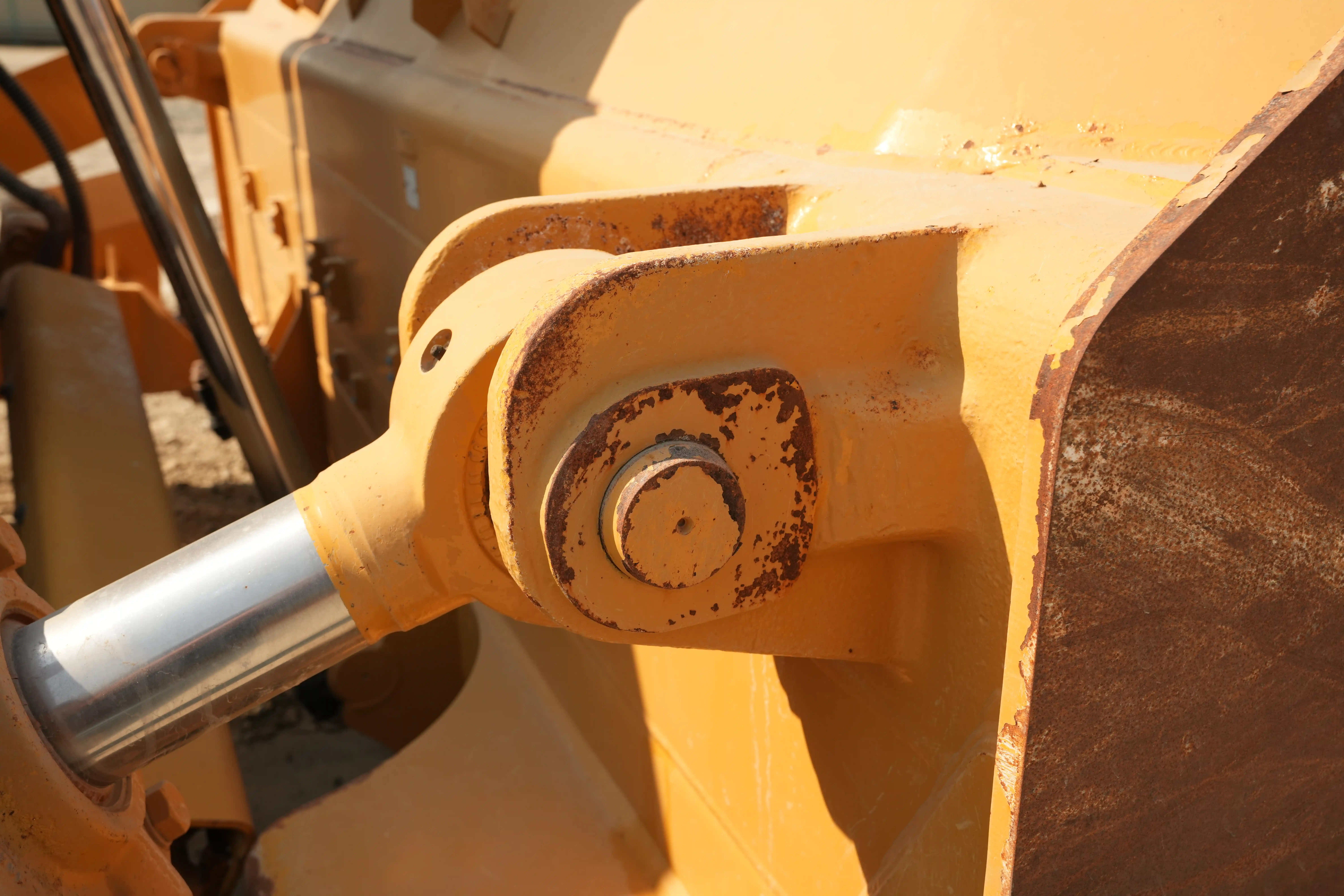 CDB-001-Cat-D8T-crawler-dozer-inspection-hydraulics-blade-tilt-cylinders-2