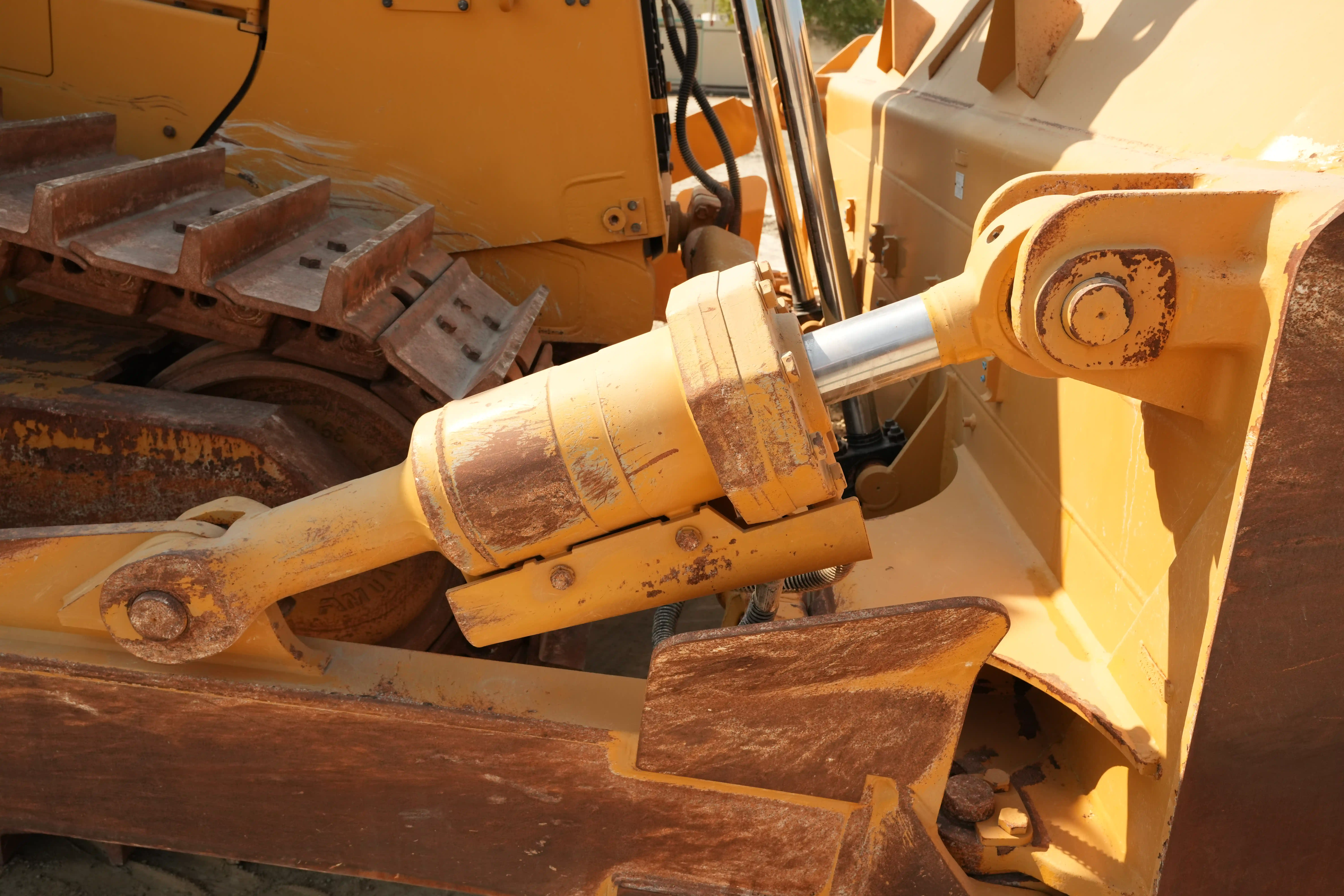 CDB-001-Cat-D8T-crawler-dozer-inspection-hydraulics-blade-tilt-cylinders-4