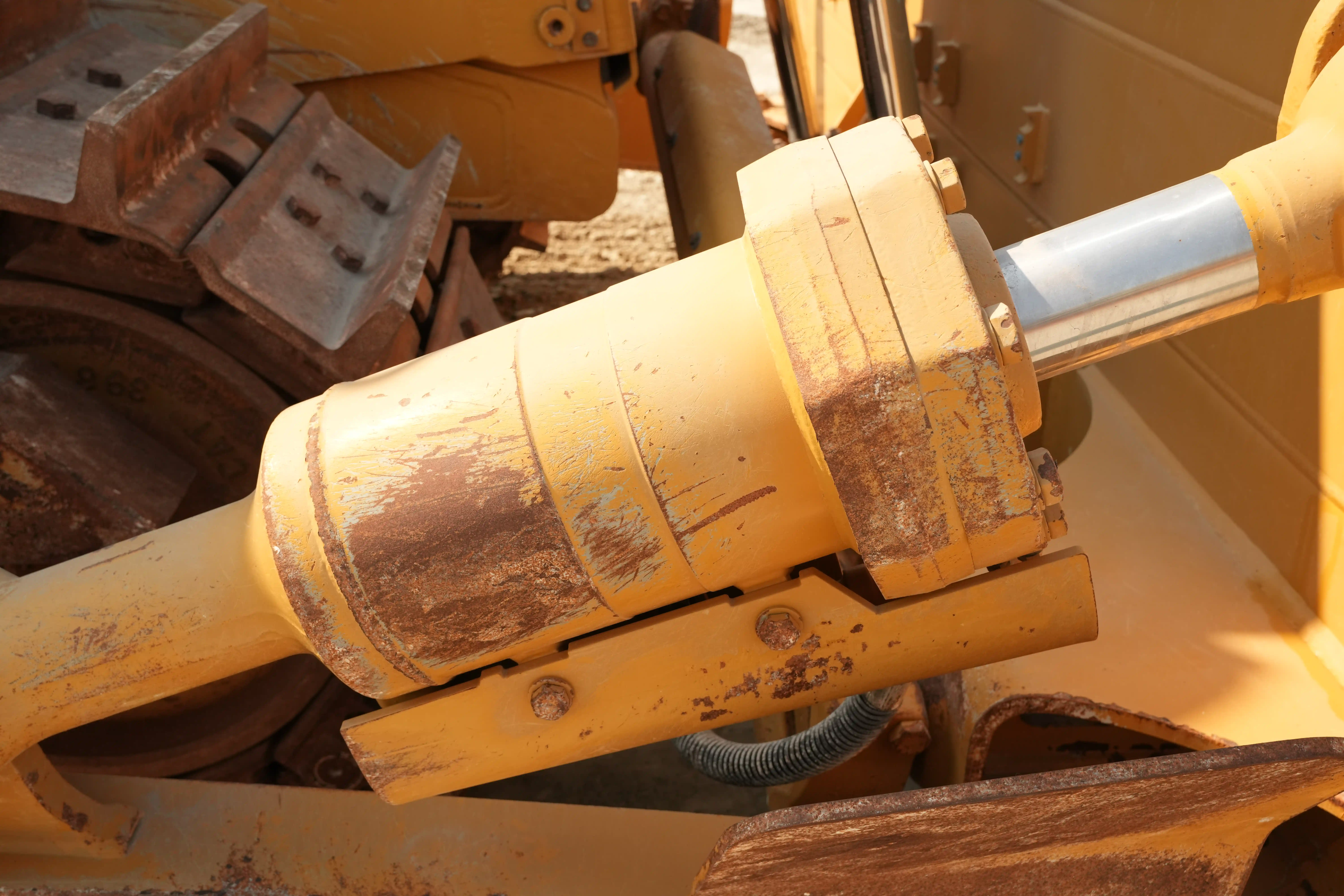 CDB-001-Cat-D8T-crawler-dozer-inspection-hydraulics-blade-tilt-cylinders-5