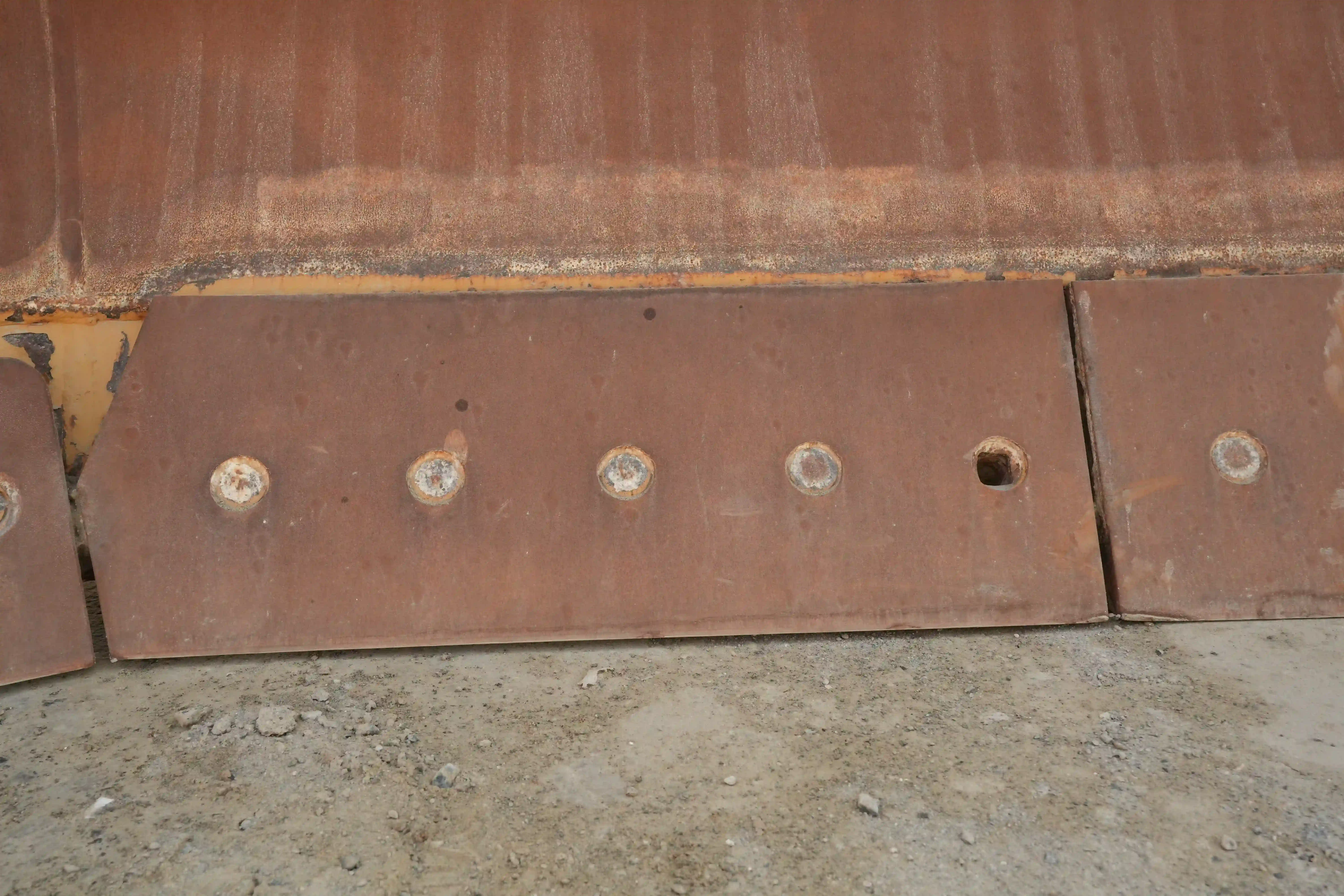 CDB-001-Cat-D8T-crawler-dozer-inspection-attachments-dozer-blade-cutting-edge-2