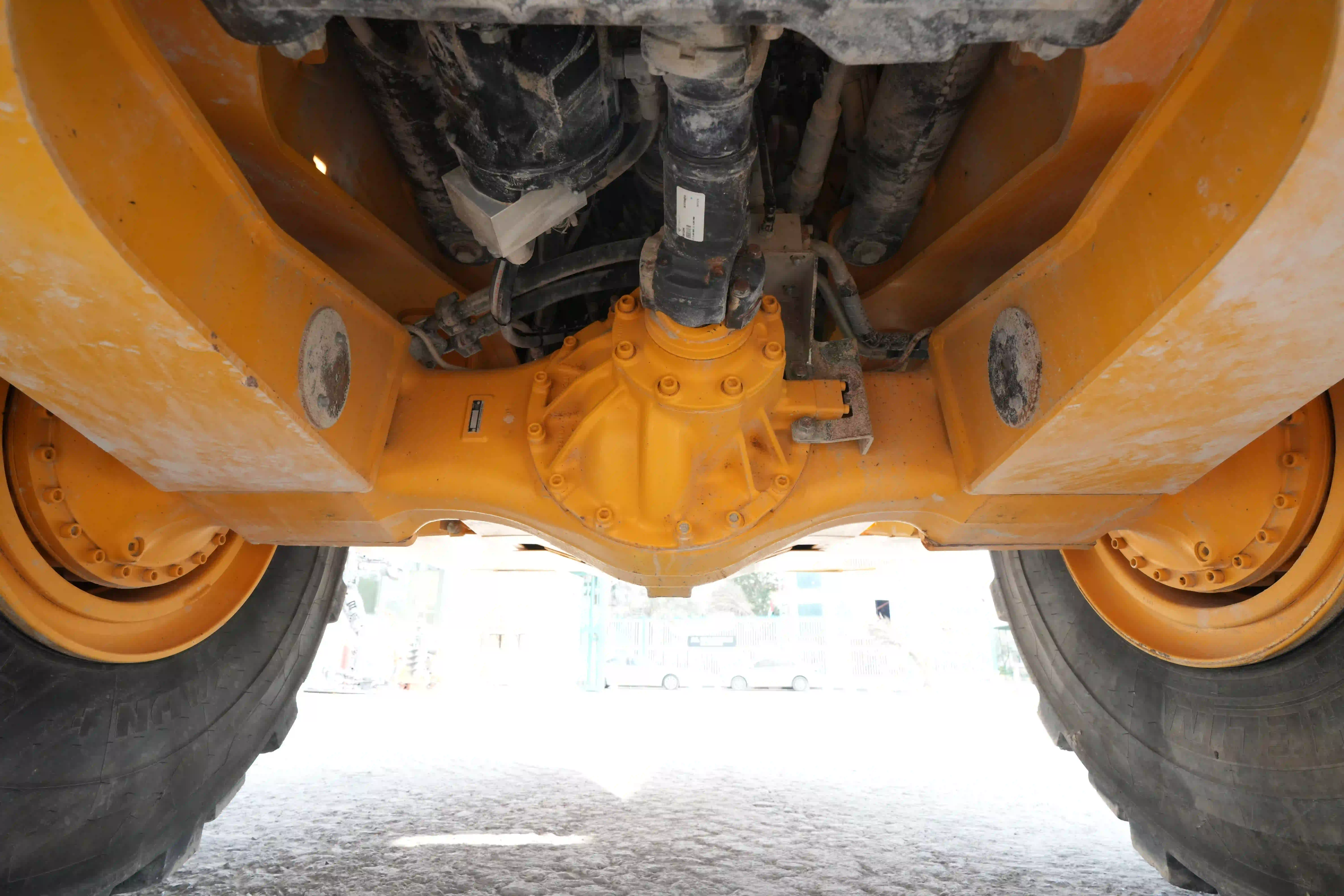 ADT-003-Volvo-A40G-articulated-dump-truck-inspection-drive-system-axle-housing-3