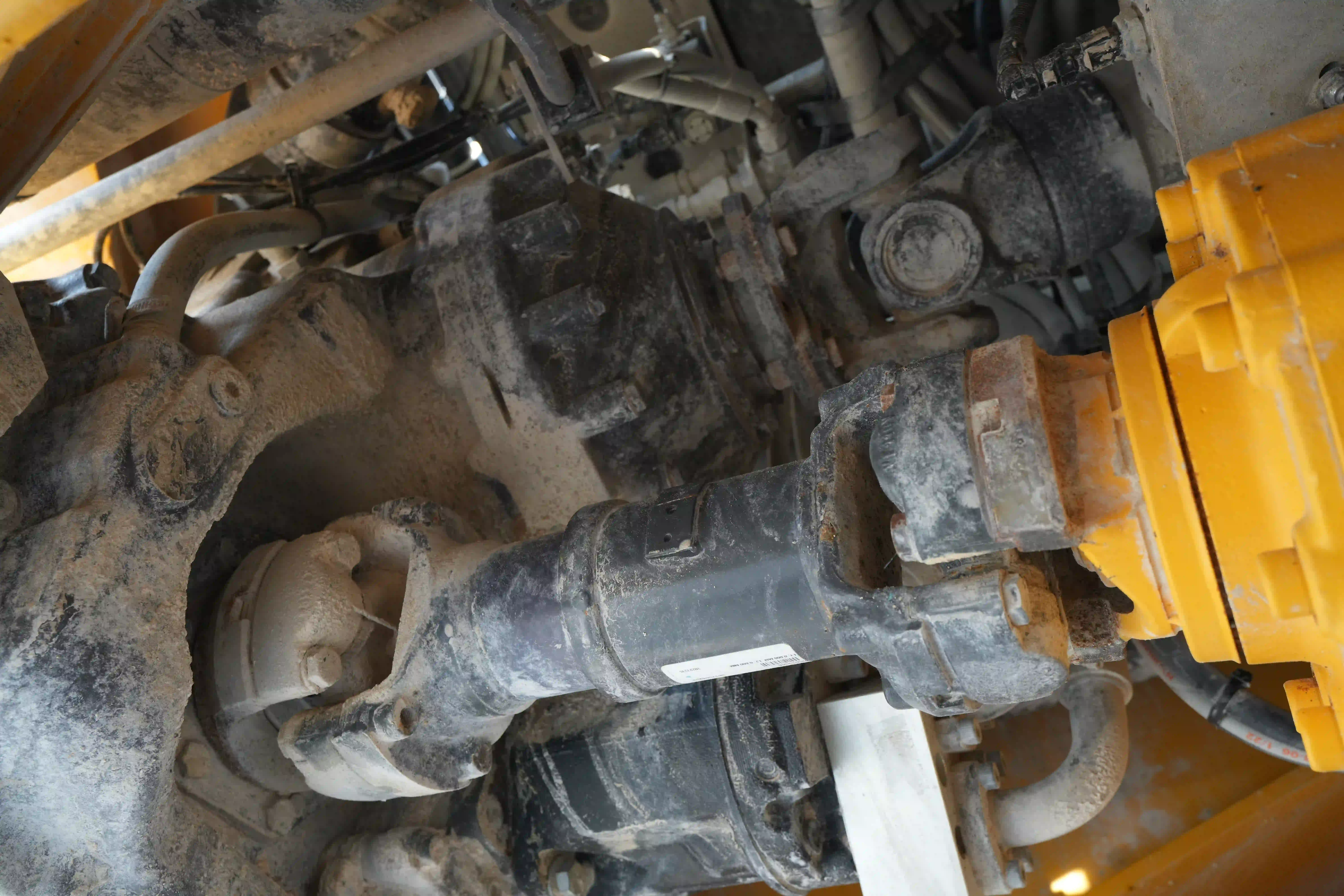 ADT-003-Volvo-A40G-articulated-dump-truck-inspection-drive-system-propeller-shaft-1