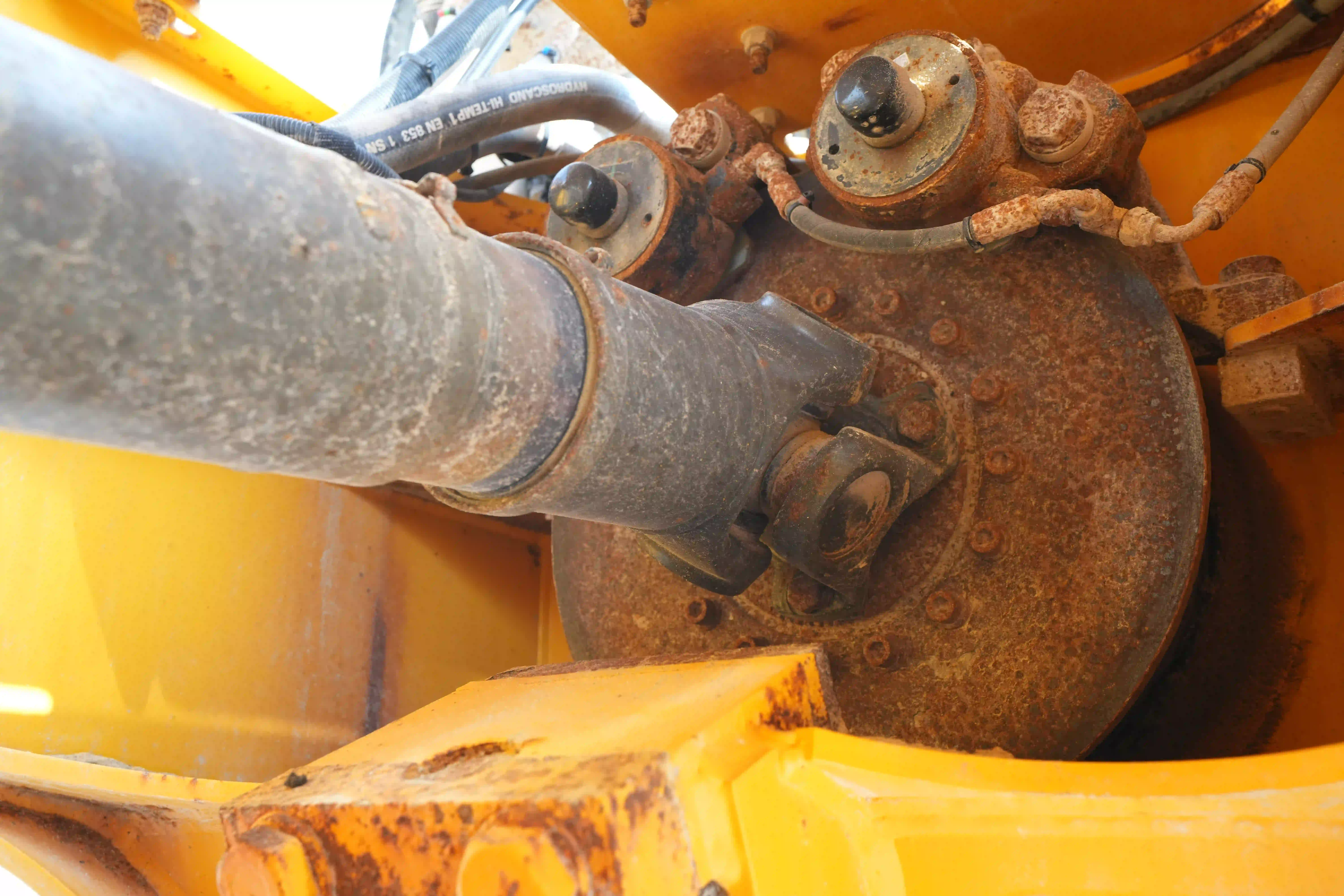 ADT-003-Volvo-A40G-articulated-dump-truck-inspection-drive-system-propeller-shaft-2