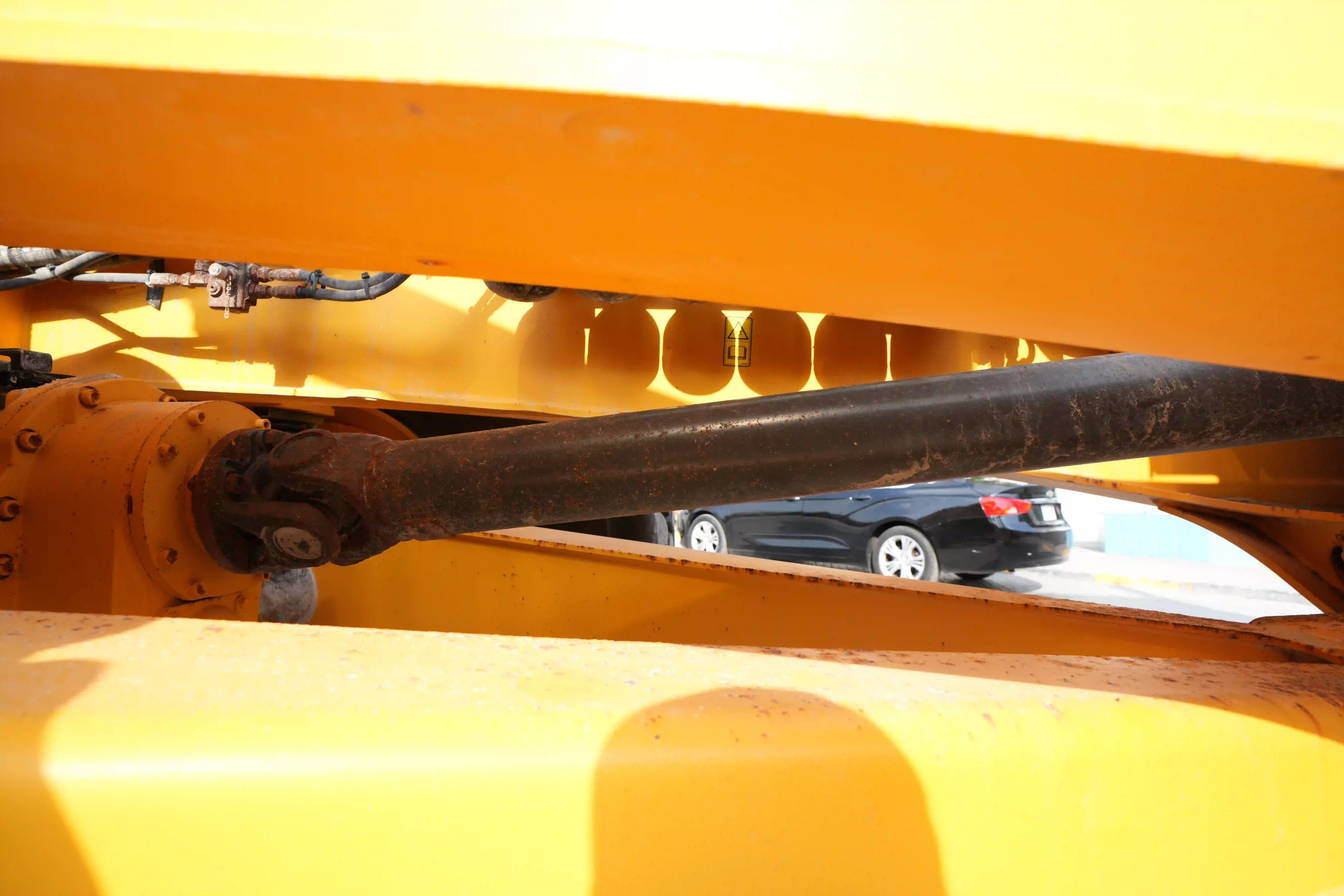 ADT-003-Volvo-A40G-articulated-dump-truck-inspection-drive-system-propeller-shaft-3