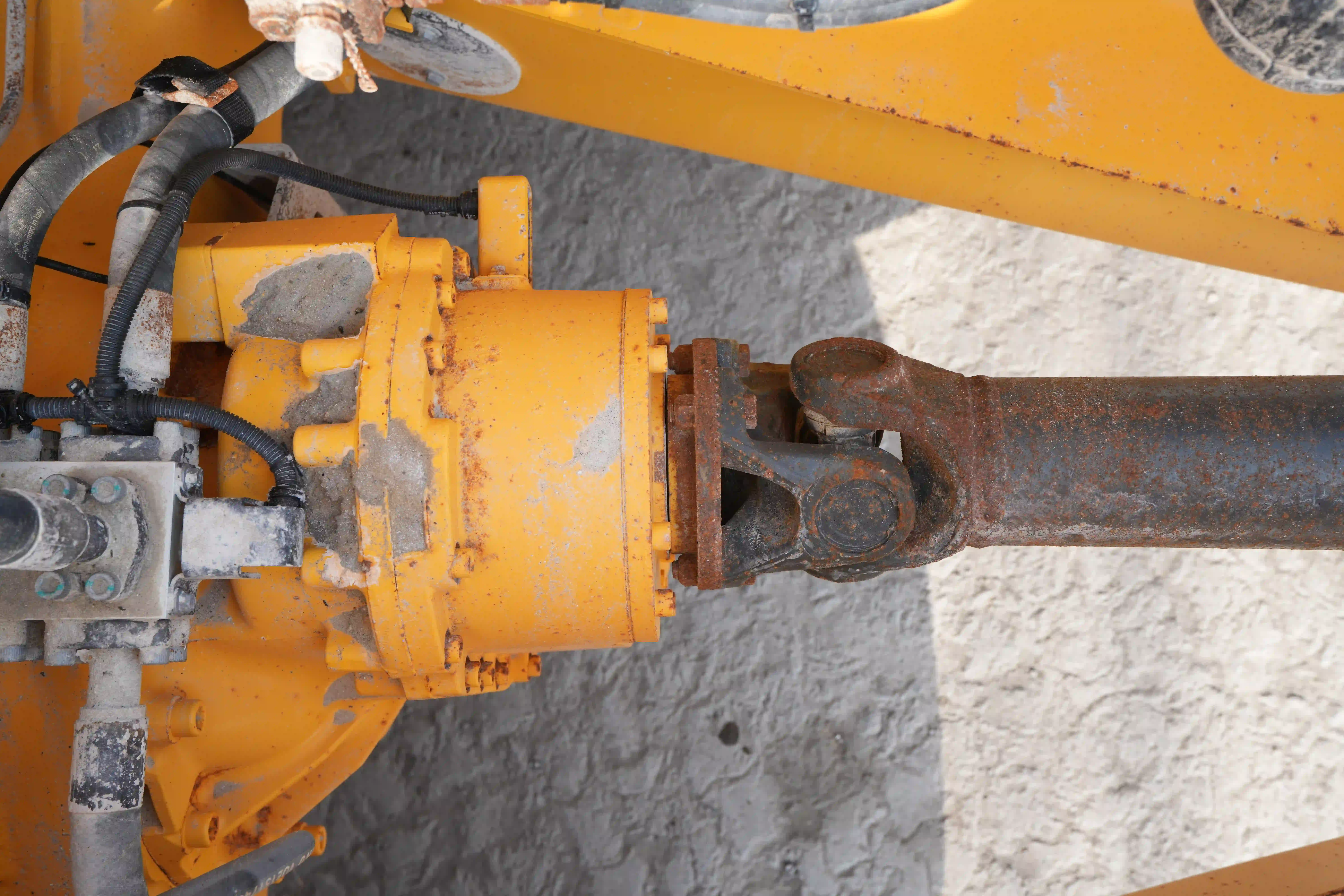 ADT-003-Volvo-A40G-articulated-dump-truck-inspection-drive-system-propeller-shaft-4