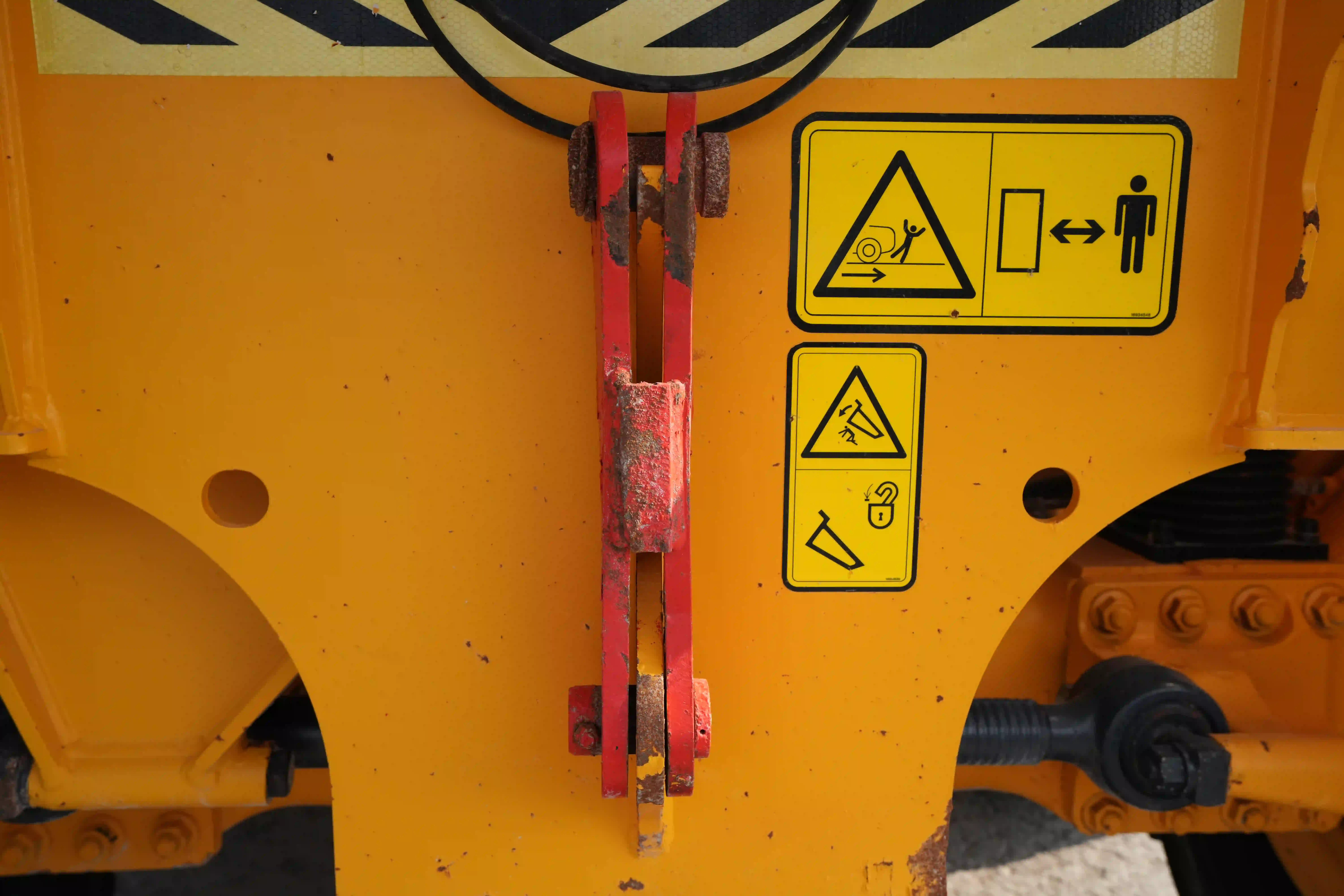ADT-003-Volvo-A40G-articulated-dump-truck-inspection-safety-dump-box-safety-lock-bar-1