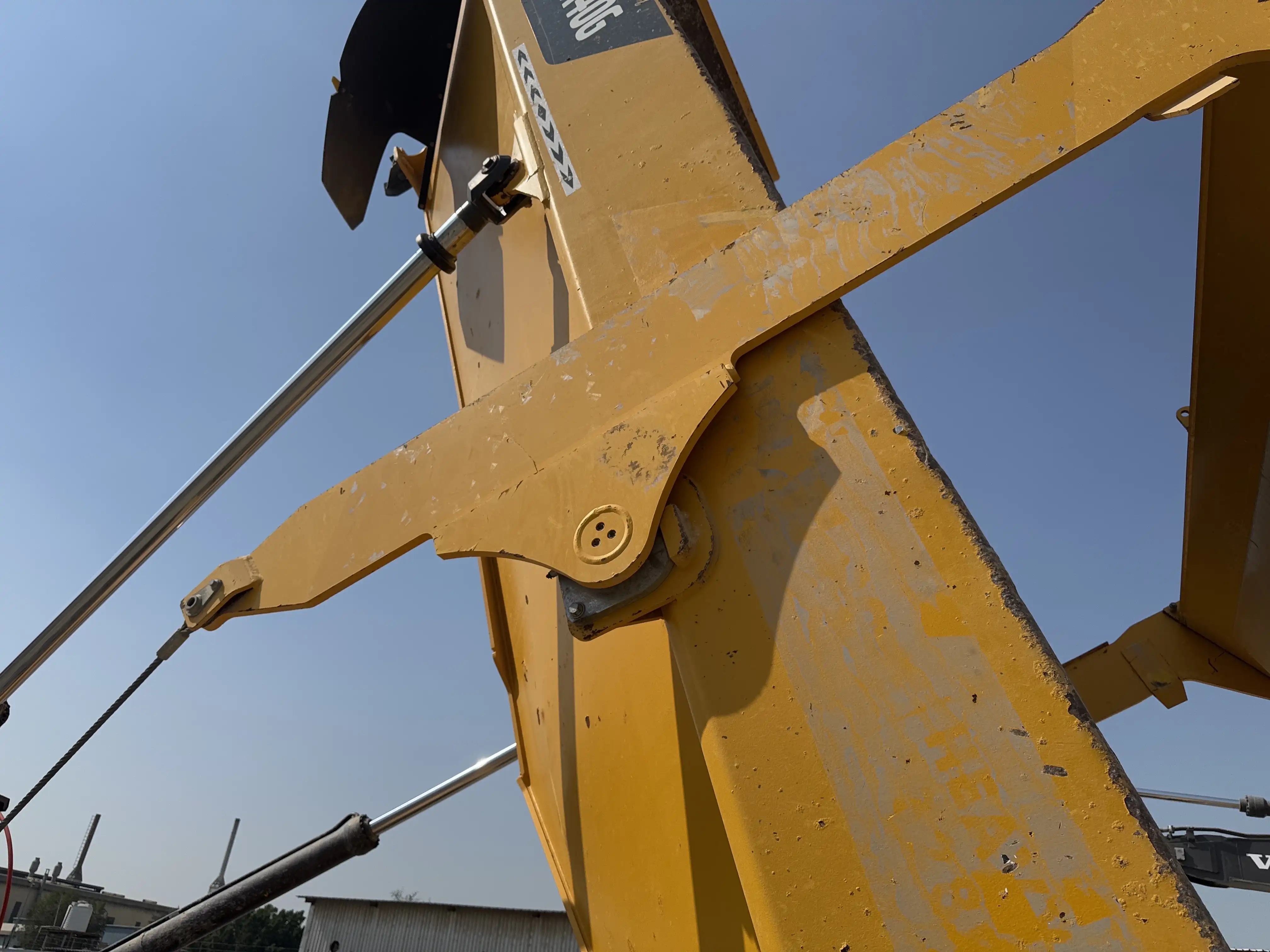ADT-002-Volvo-A40G-articulated-dump-truck-inspection-structure-tailgate-4