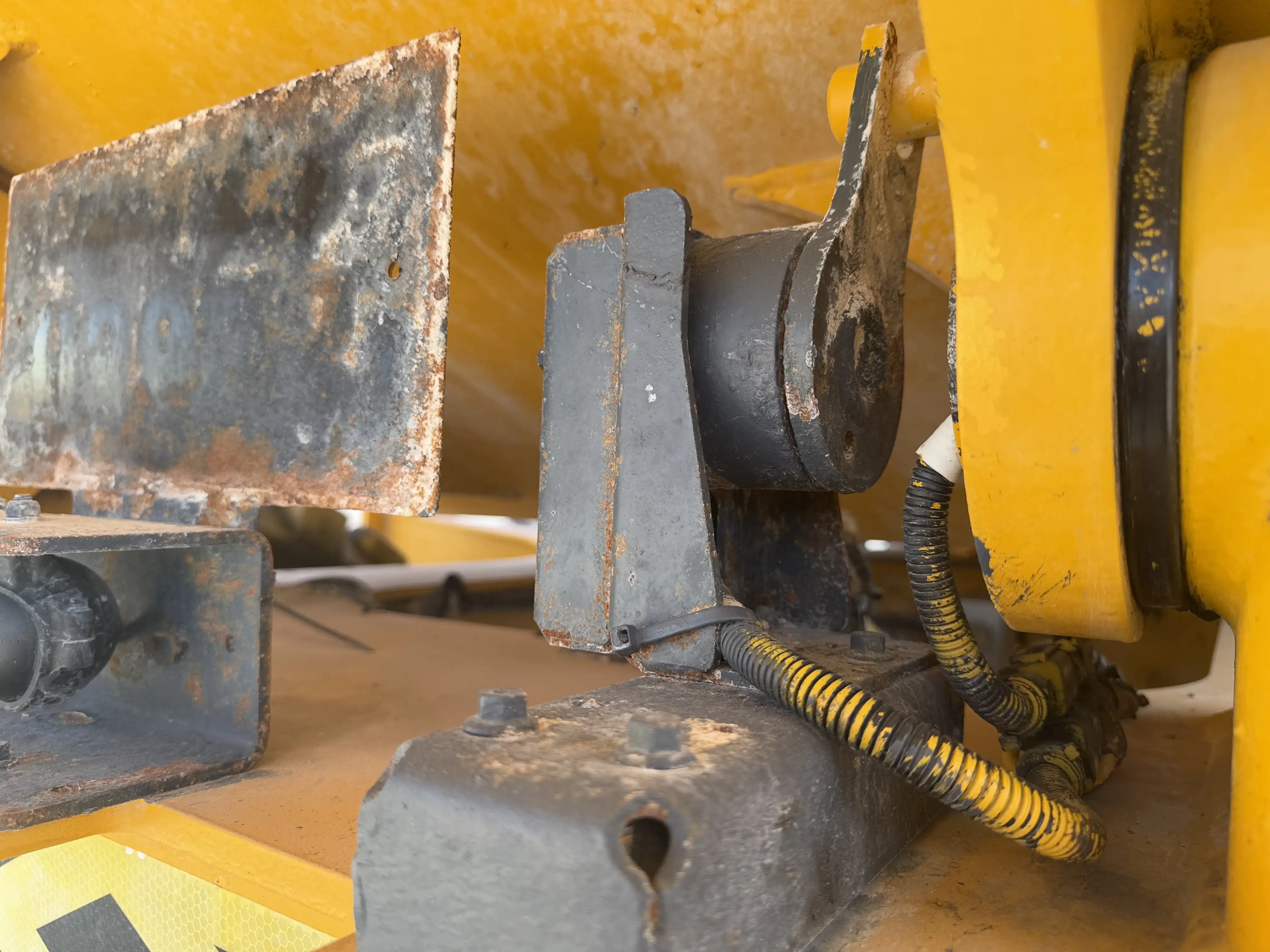 ADT-002-Volvo-A40G-articulated-dump-truck-inspection-safety-dump-box-level-sensor-1
