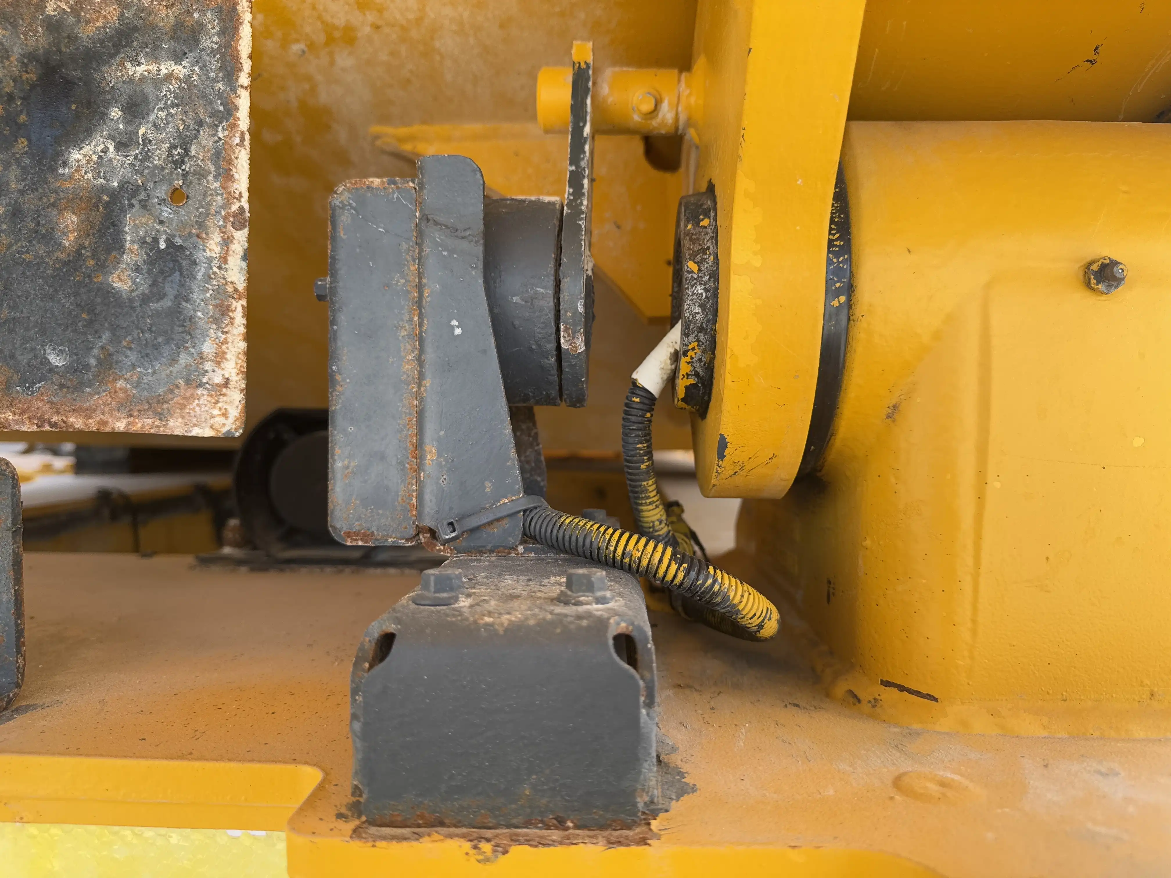 ADT-002-Volvo-A40G-articulated-dump-truck-inspection-safety-dump-box-level-sensor-2
