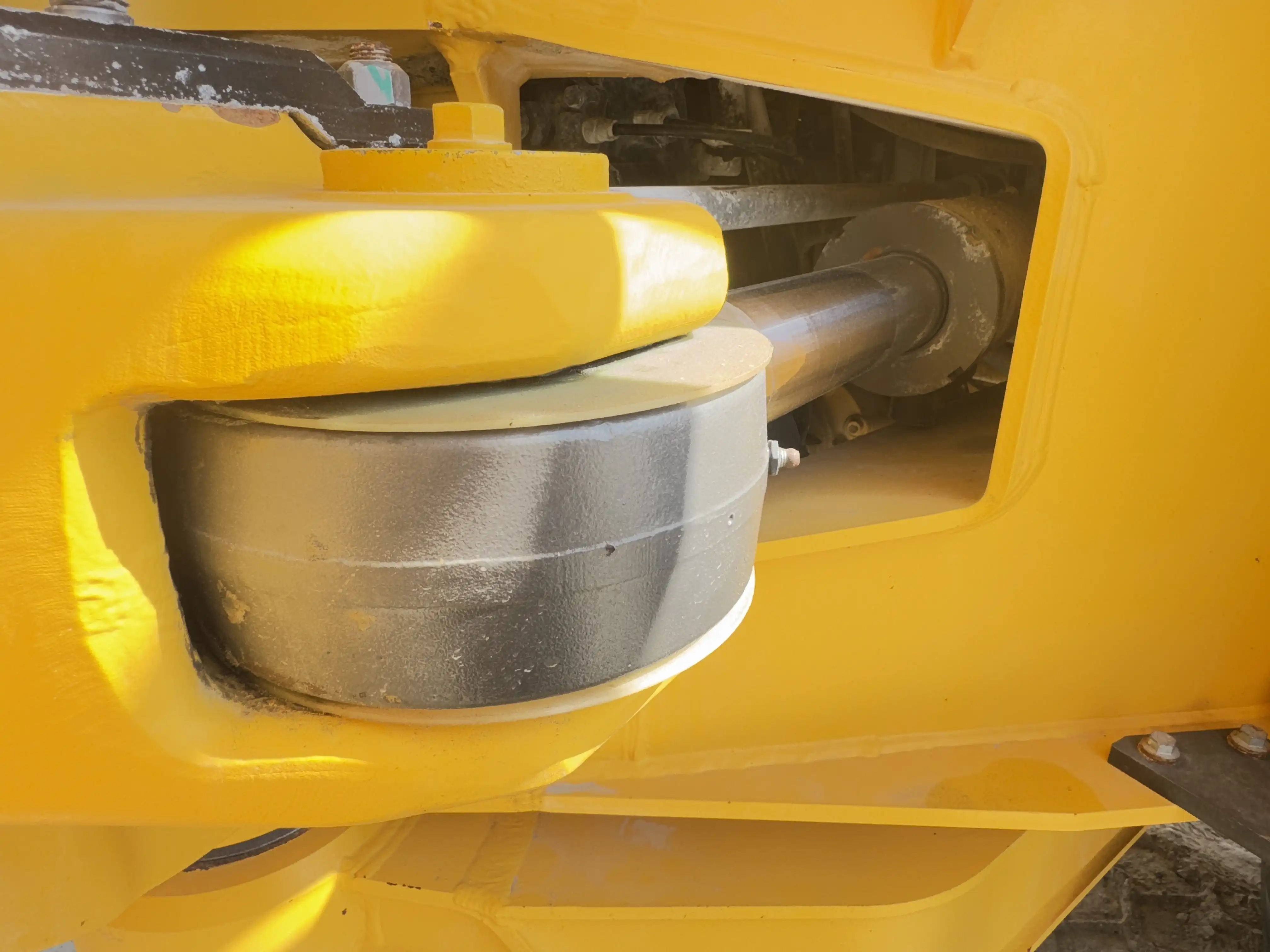 ADT-002-Volvo-A40G-articulated-dump-truck-inspection-hydraulics-steering-cylinders-1