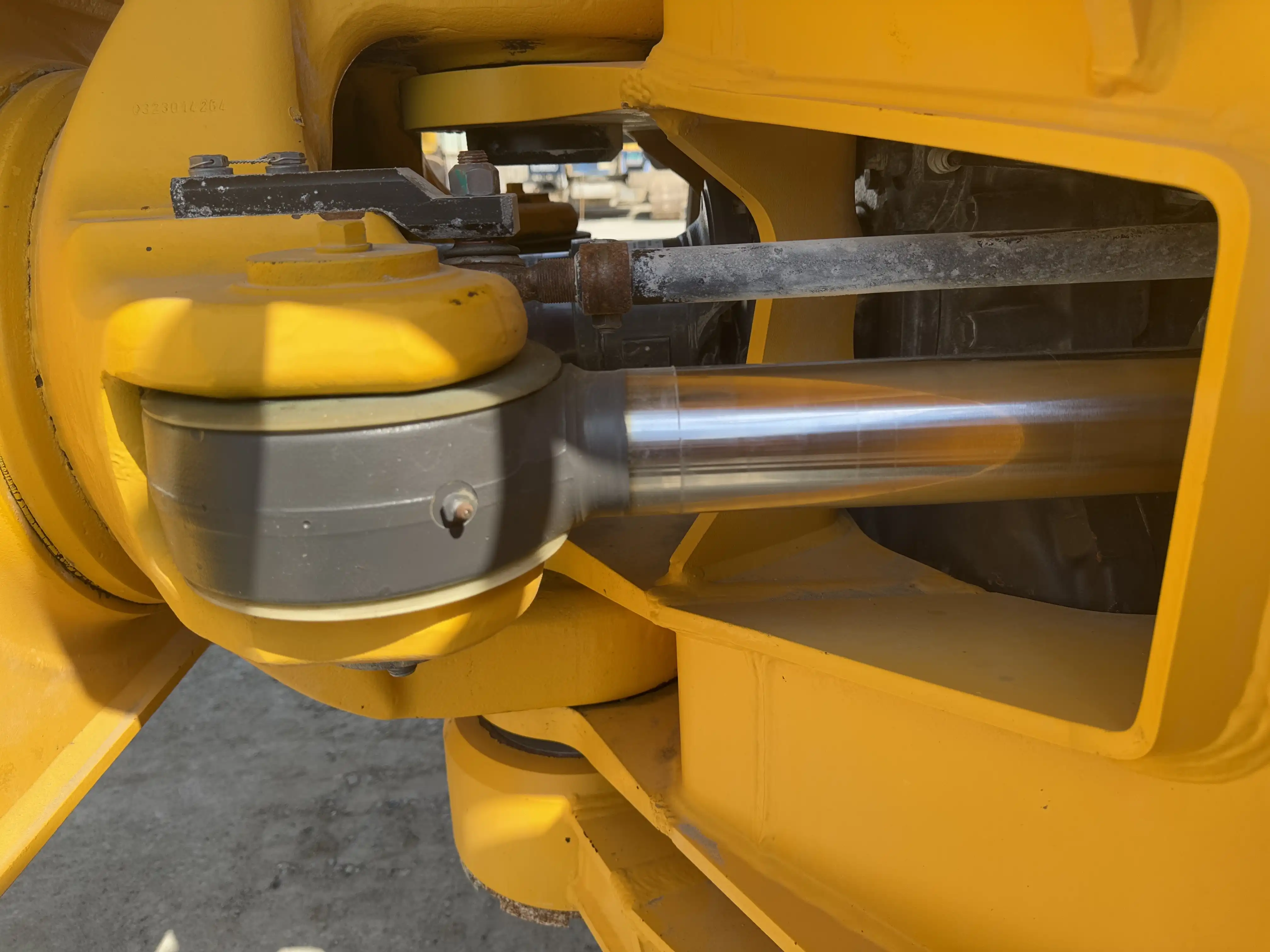 ADT-002-Volvo-A40G-articulated-dump-truck-inspection-hydraulics-steering-cylinders-2