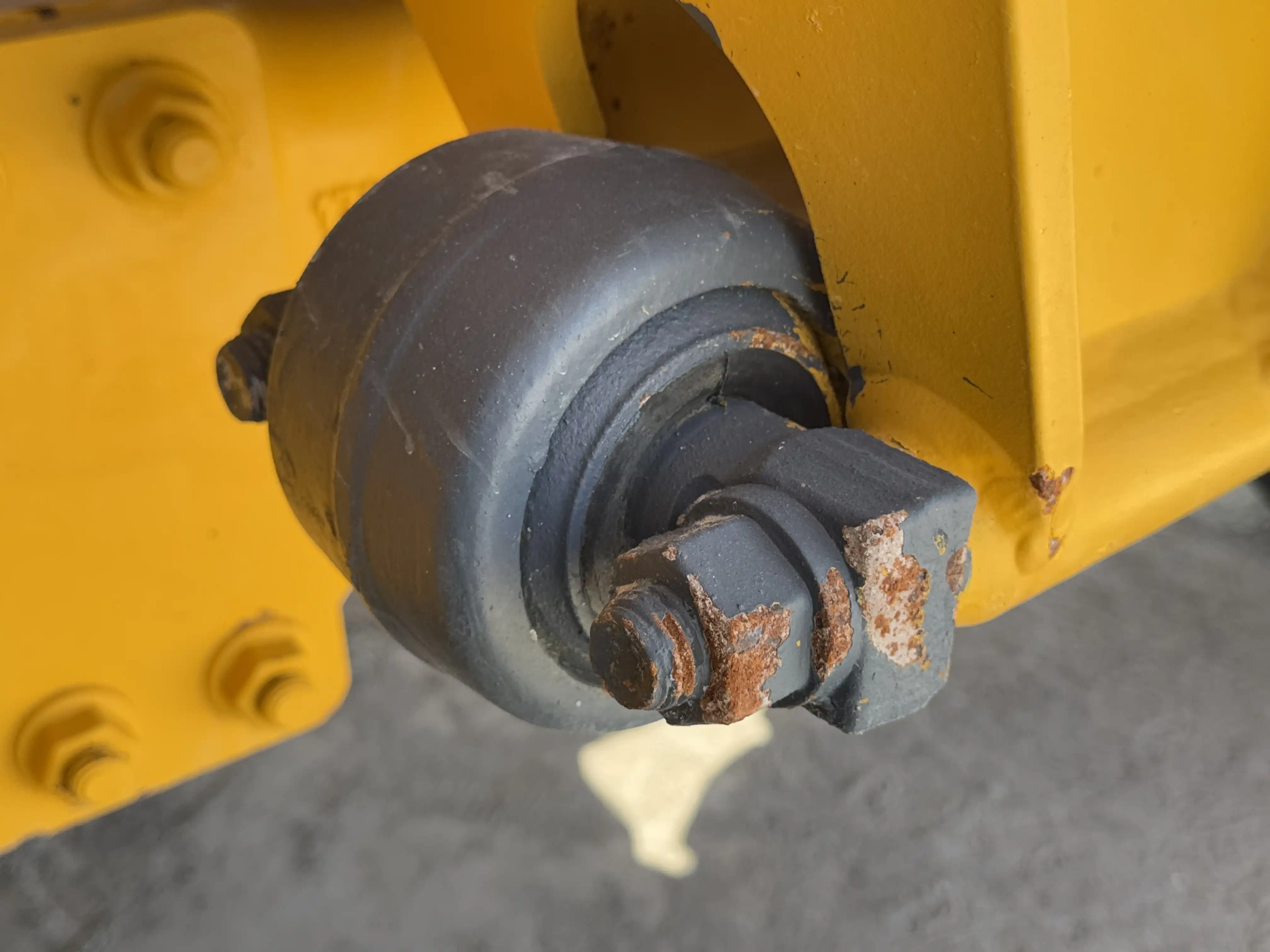 ADT-002-Volvo-A40G-articulated-dump-truck-inspection-chassis-cross-stay-1