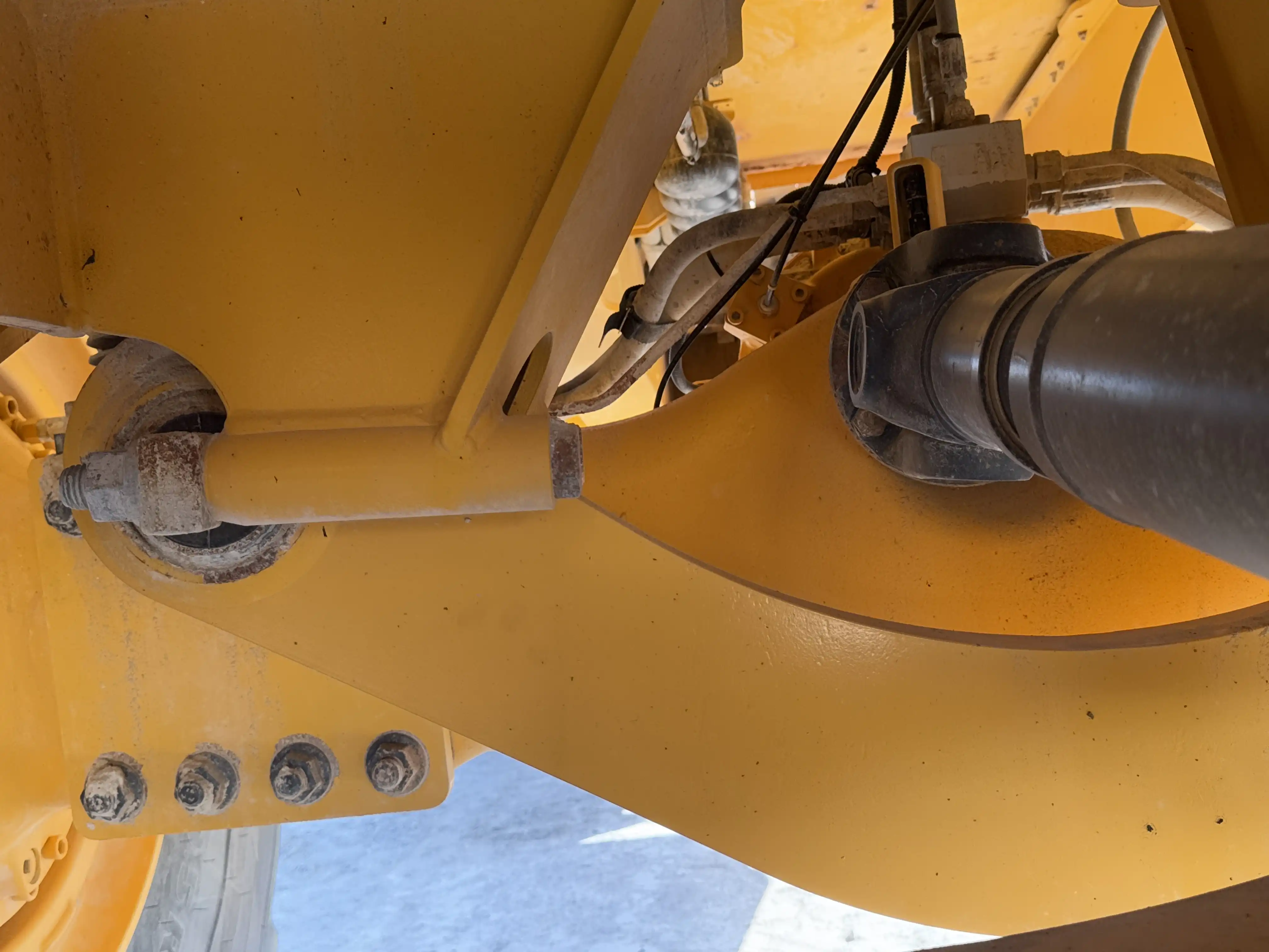 ADT-002-Volvo-A40G-articulated-dump-truck-inspection-chassis-cross-stay-4