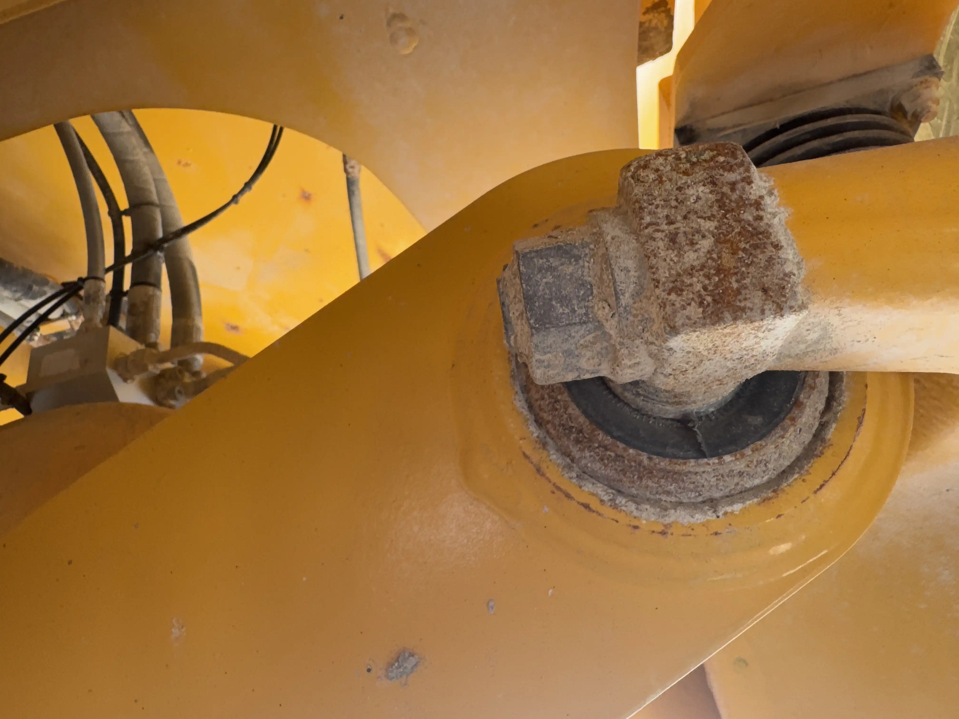 ADT-002-Volvo-A40G-articulated-dump-truck-inspection-chassis-cross-stay-5