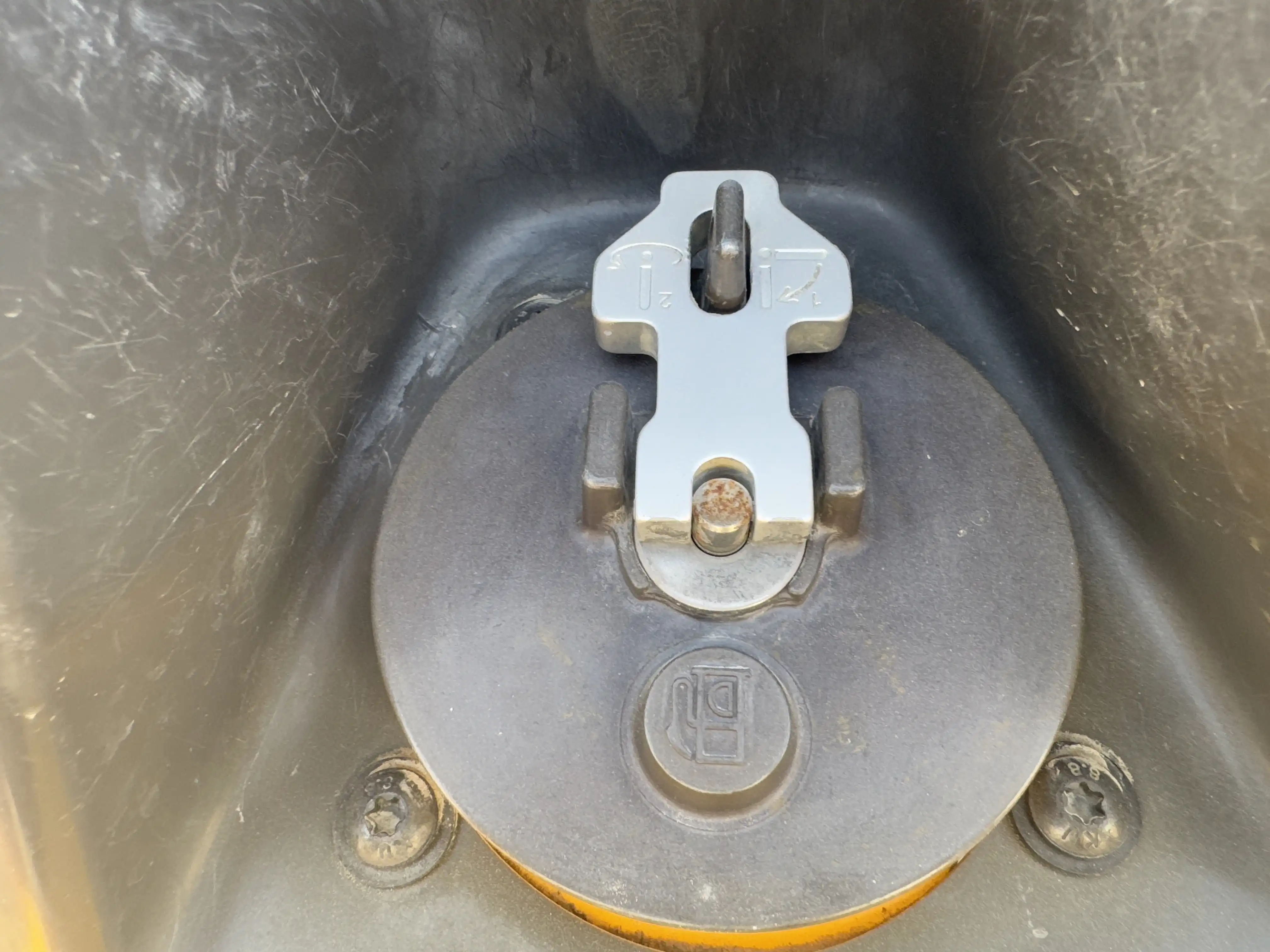ADT-002-Volvo-A40G-articulated-dump-truck-inspection-engine-fuel-tank-2