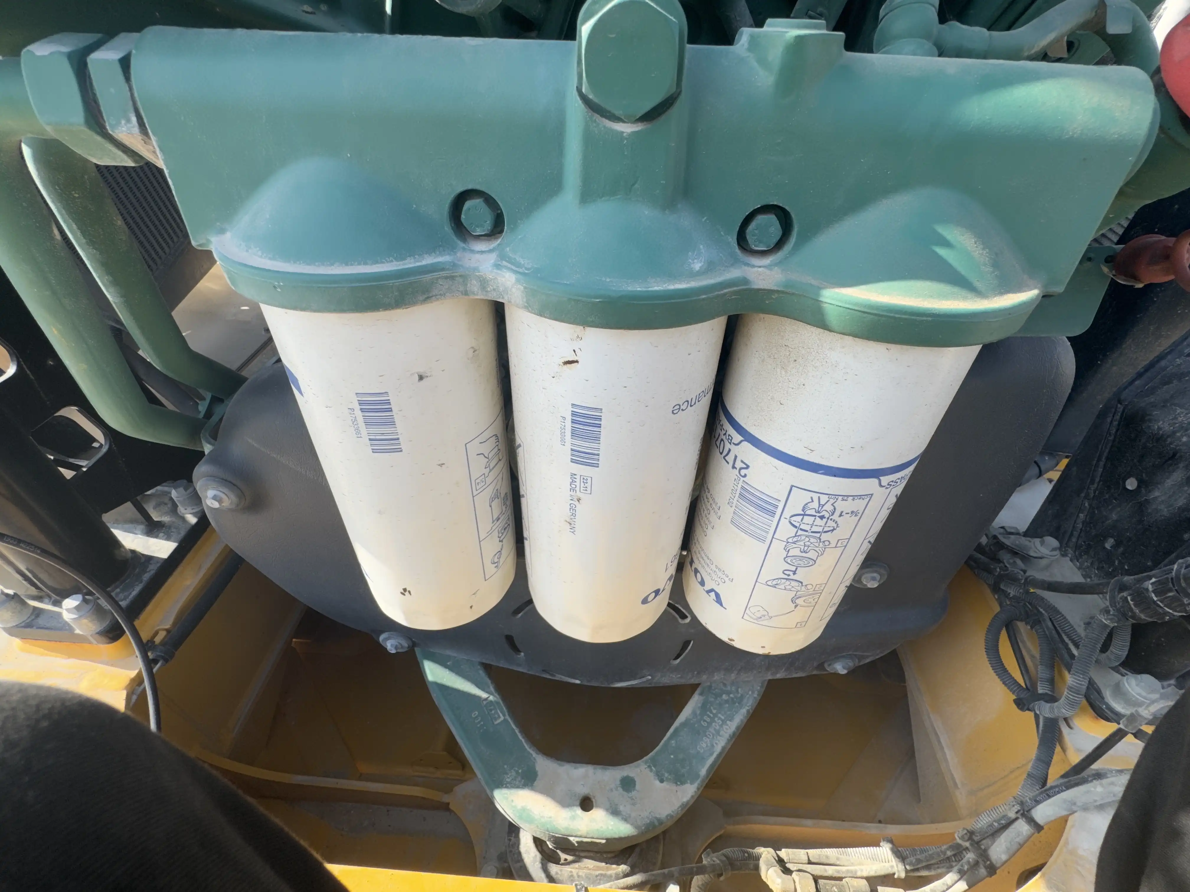ADT-002-Volvo-A40G-articulated-dump-truck-inspection-engine-engine-oil-leaks-1