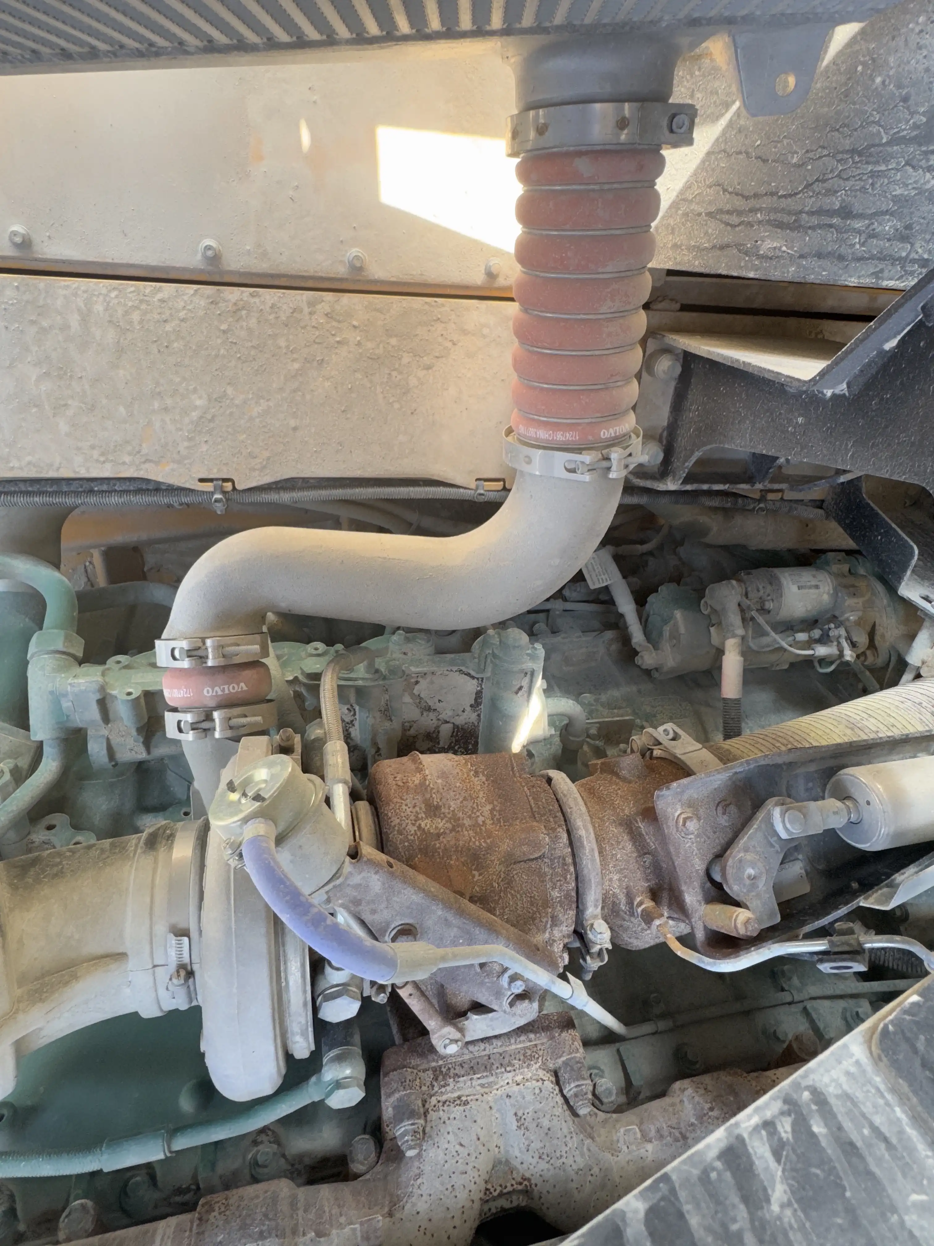 ADT-002-Volvo-A40G-articulated-dump-truck-inspection-engine-turbo-1