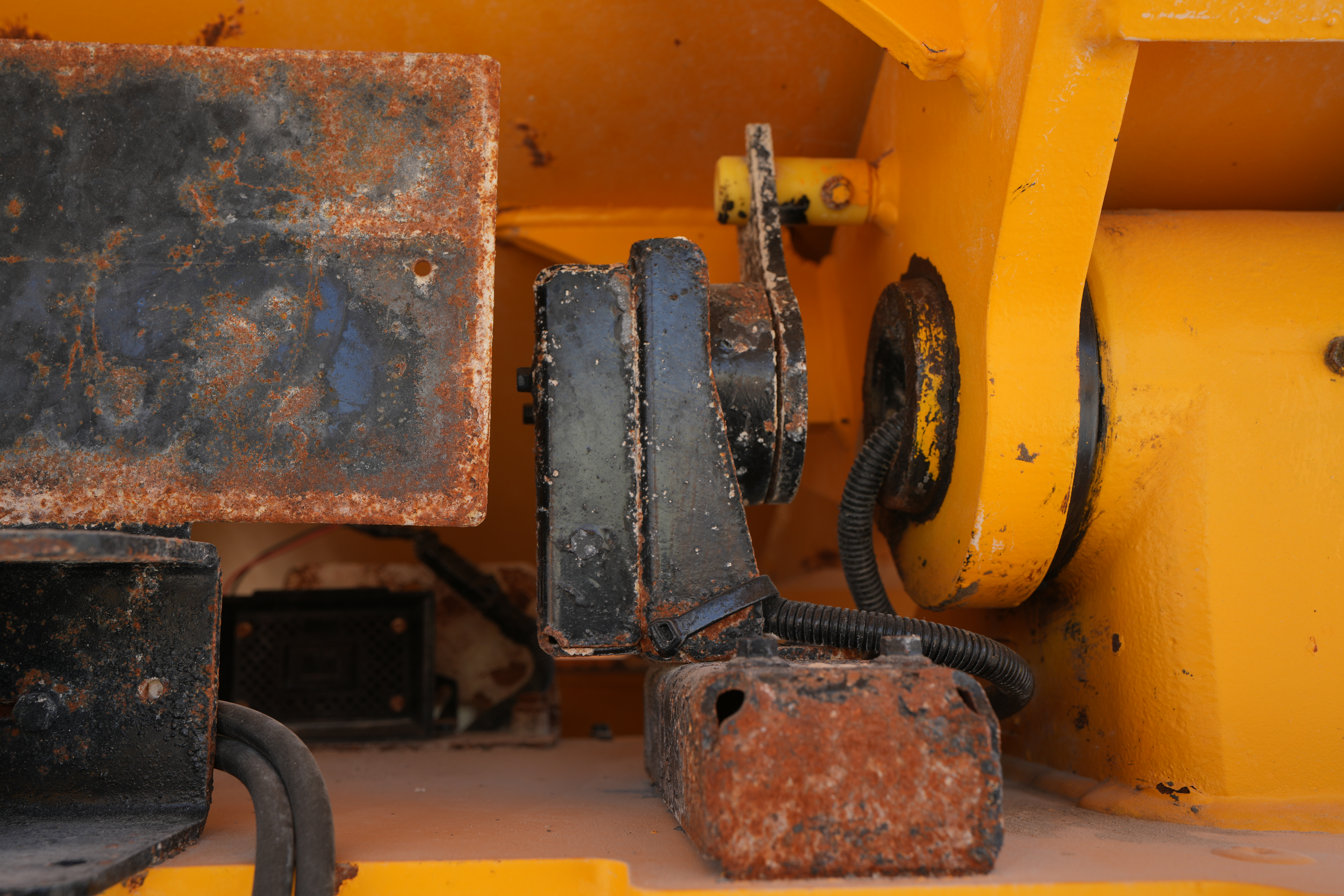 ADT-003-Volvo-A40G-articulated-dump-truck-inspection-safety-dump-box-level-sensor-2
