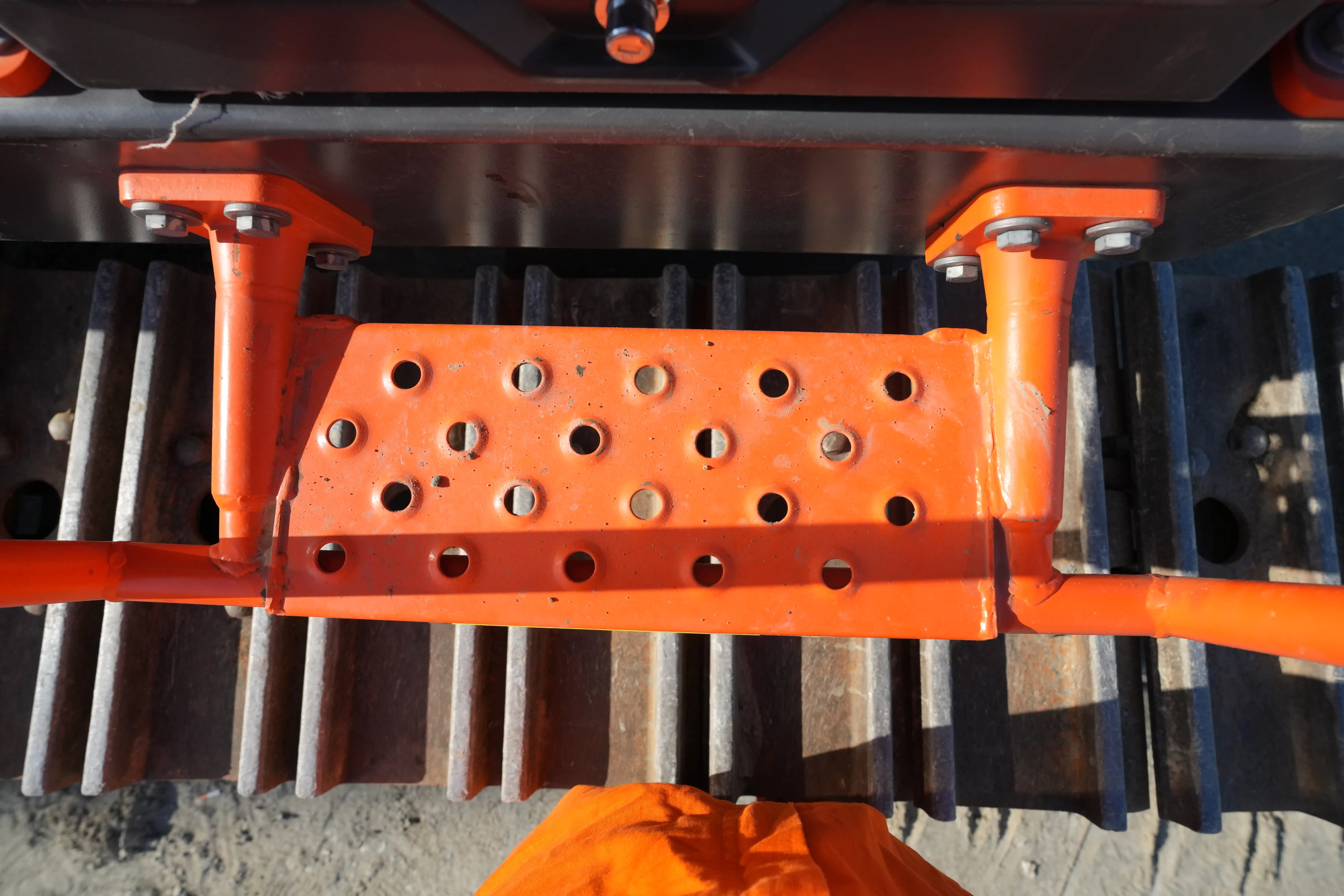 LEX-001-Volvo-EC550EL-large-excavator-inspection-structure-steps-ladders-3