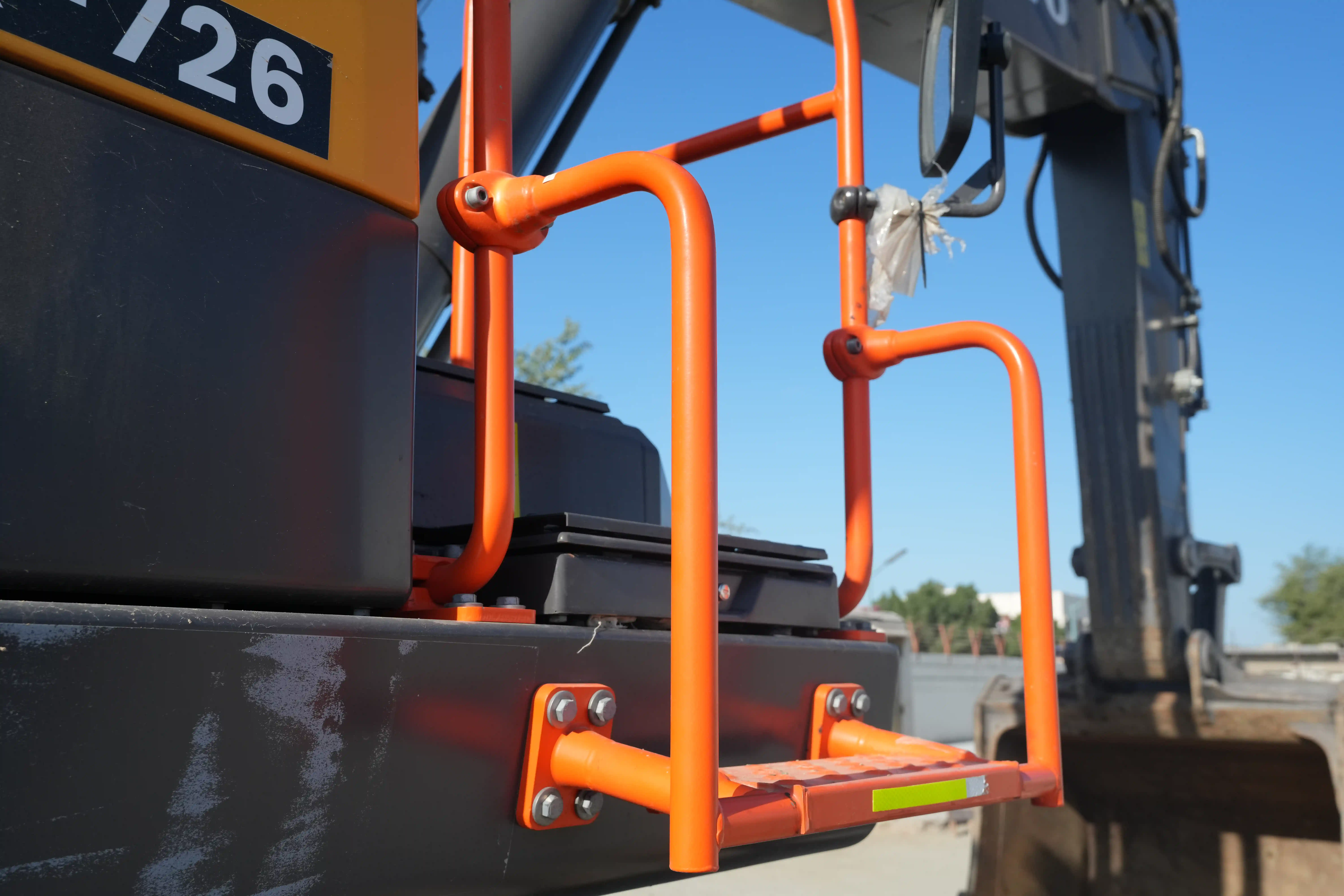 LEX-001-Volvo-EC550EL-large-excavator-inspection-structure-steps-ladders-5