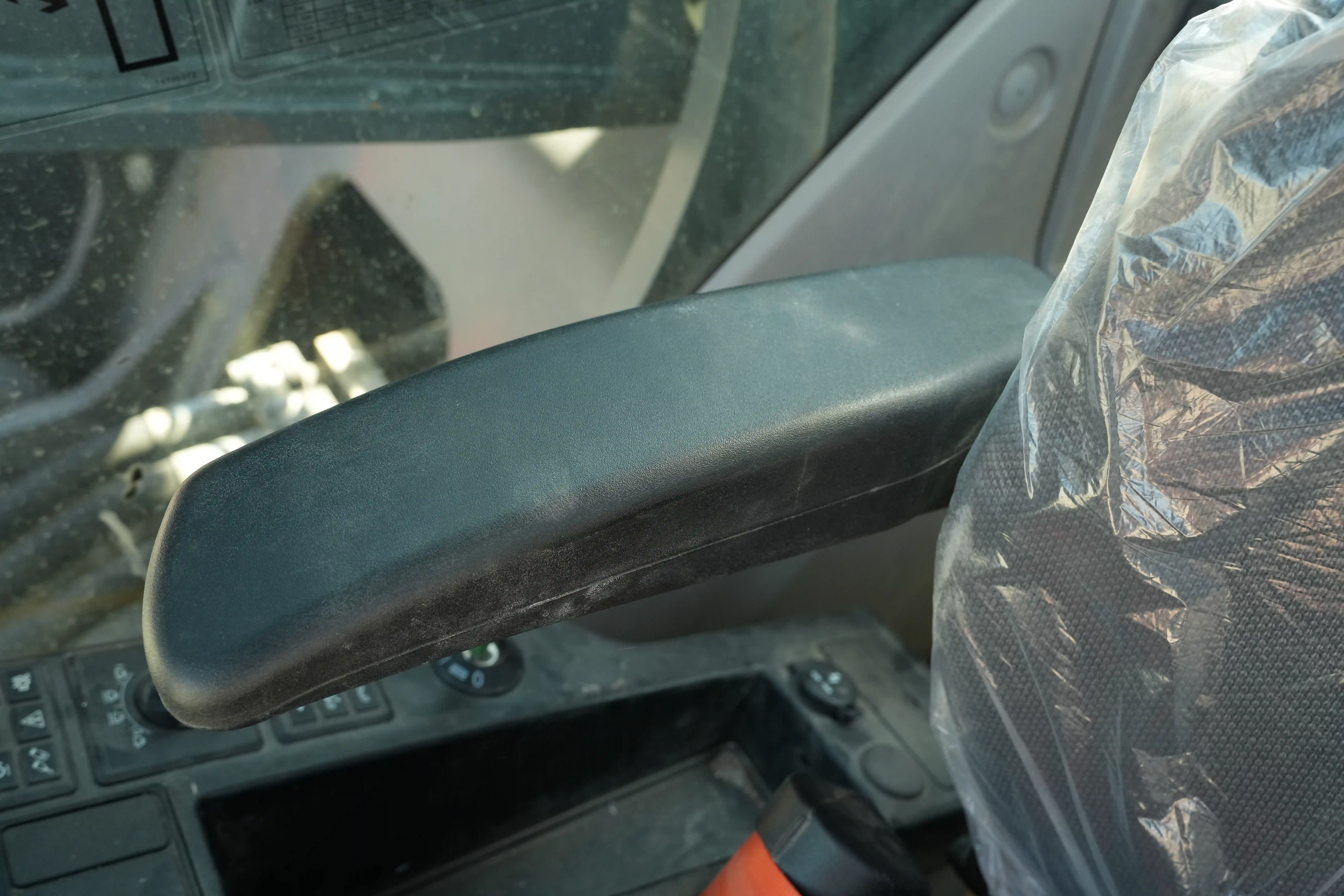 LEX-001-Volvo-EC550EL-large-excavator-inspection-cabin-seats-armrests-1