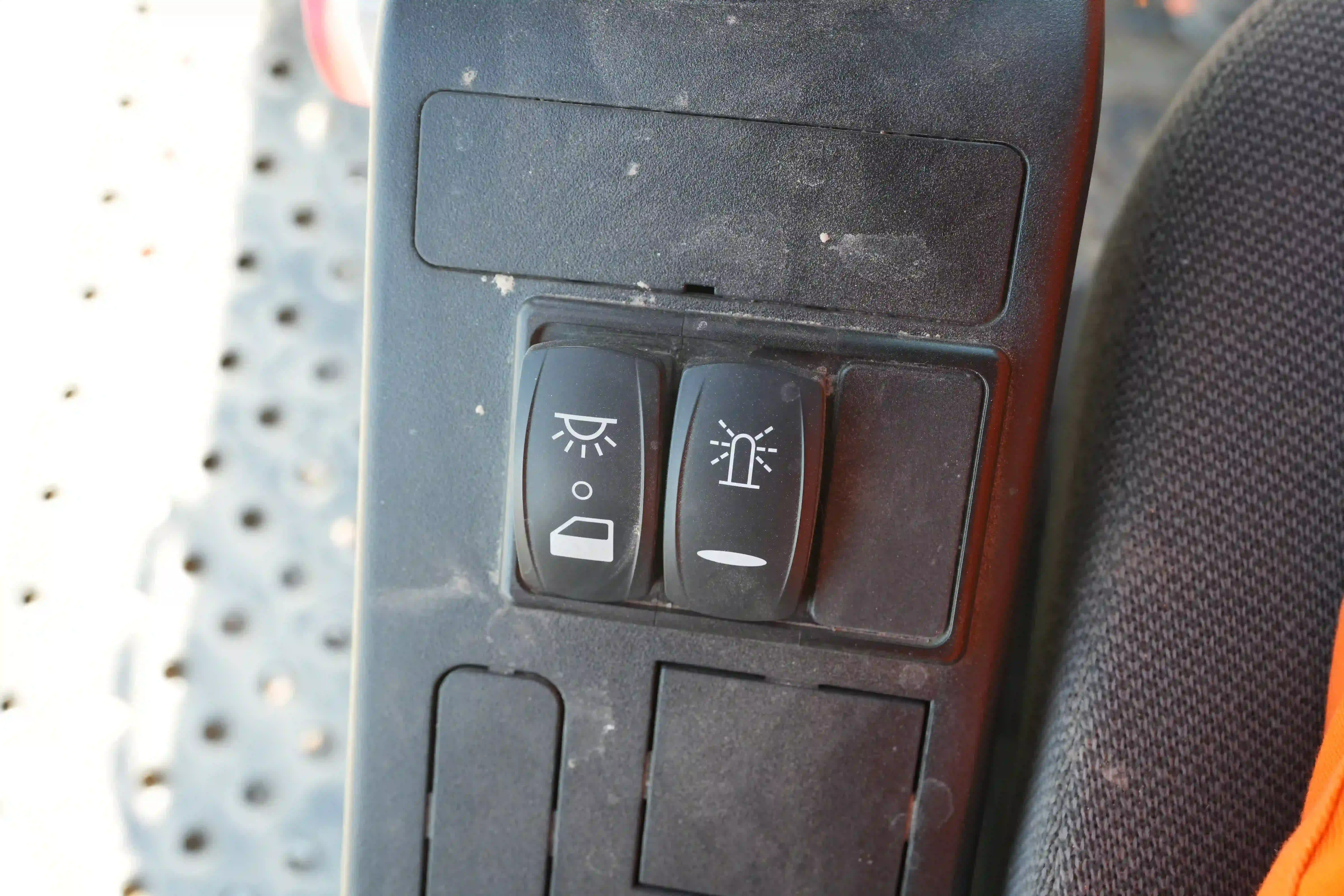 LEX-001-Volvo-EC550EL-large-excavator-inspection-cabin-electronic-instrument-board-1