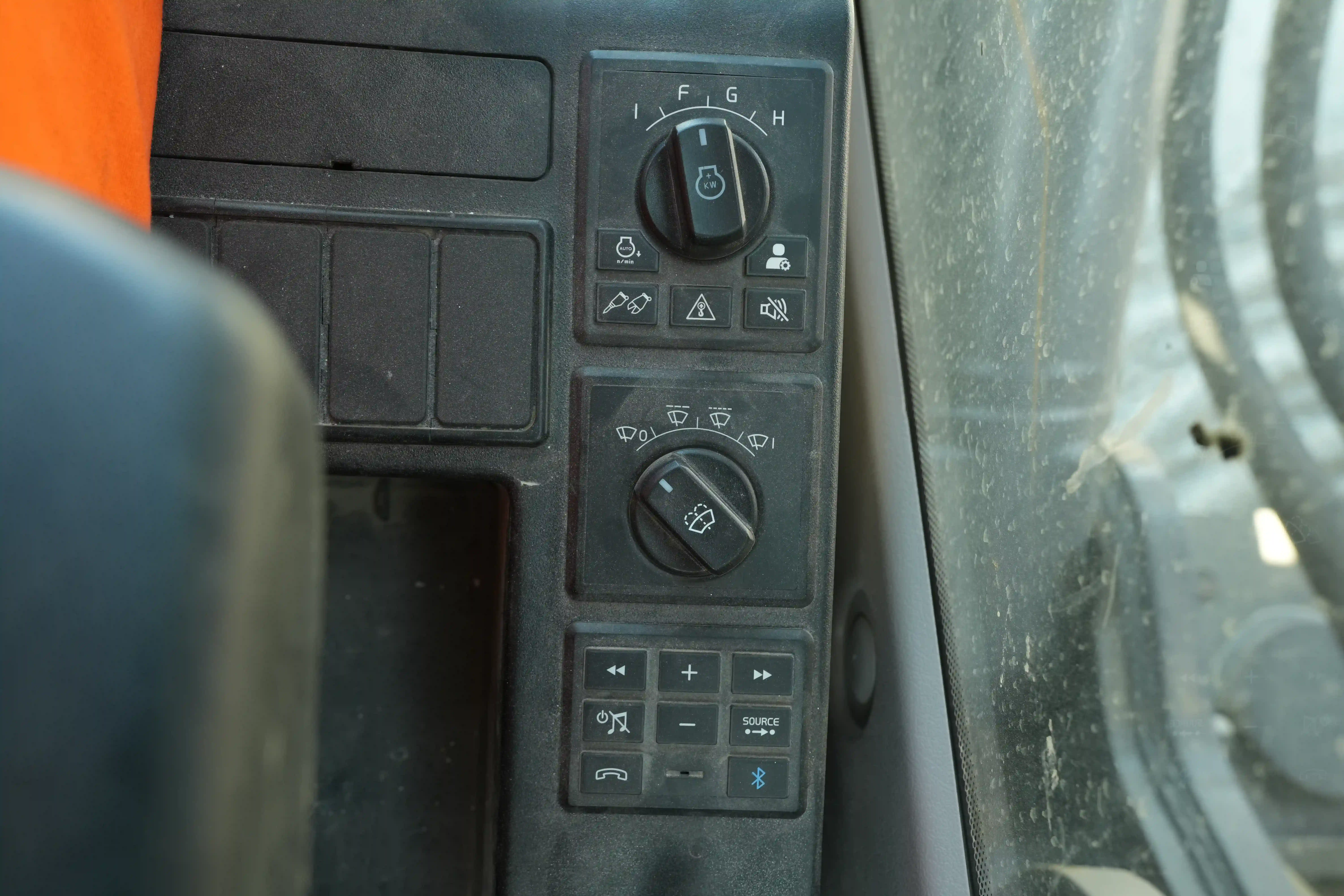 LEX-001-Volvo-EC550EL-large-excavator-inspection-cabin-electronic-instrument-board-2