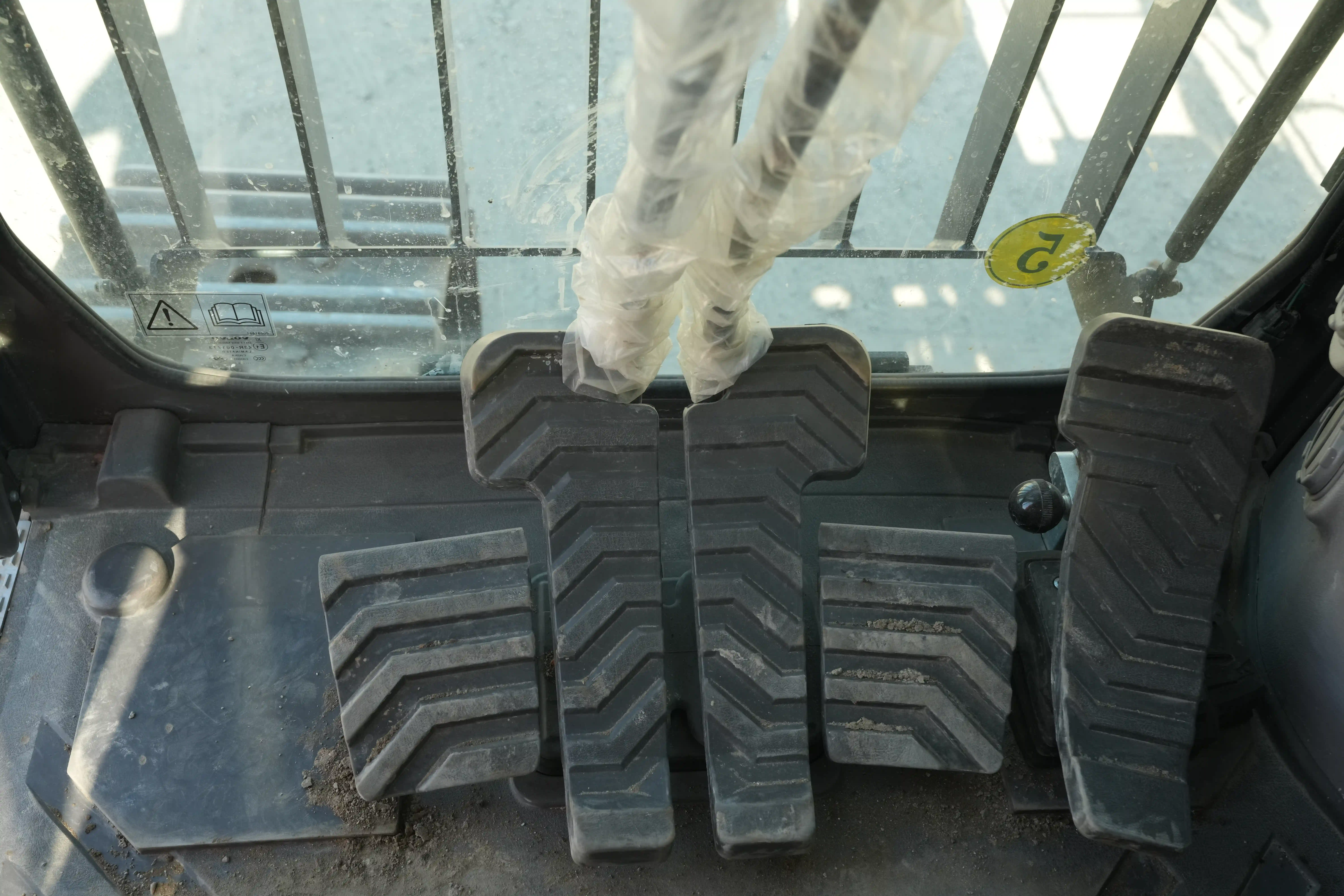 LEX-001-Volvo-EC550EL-large-excavator-inspection-cabin-pedals-1