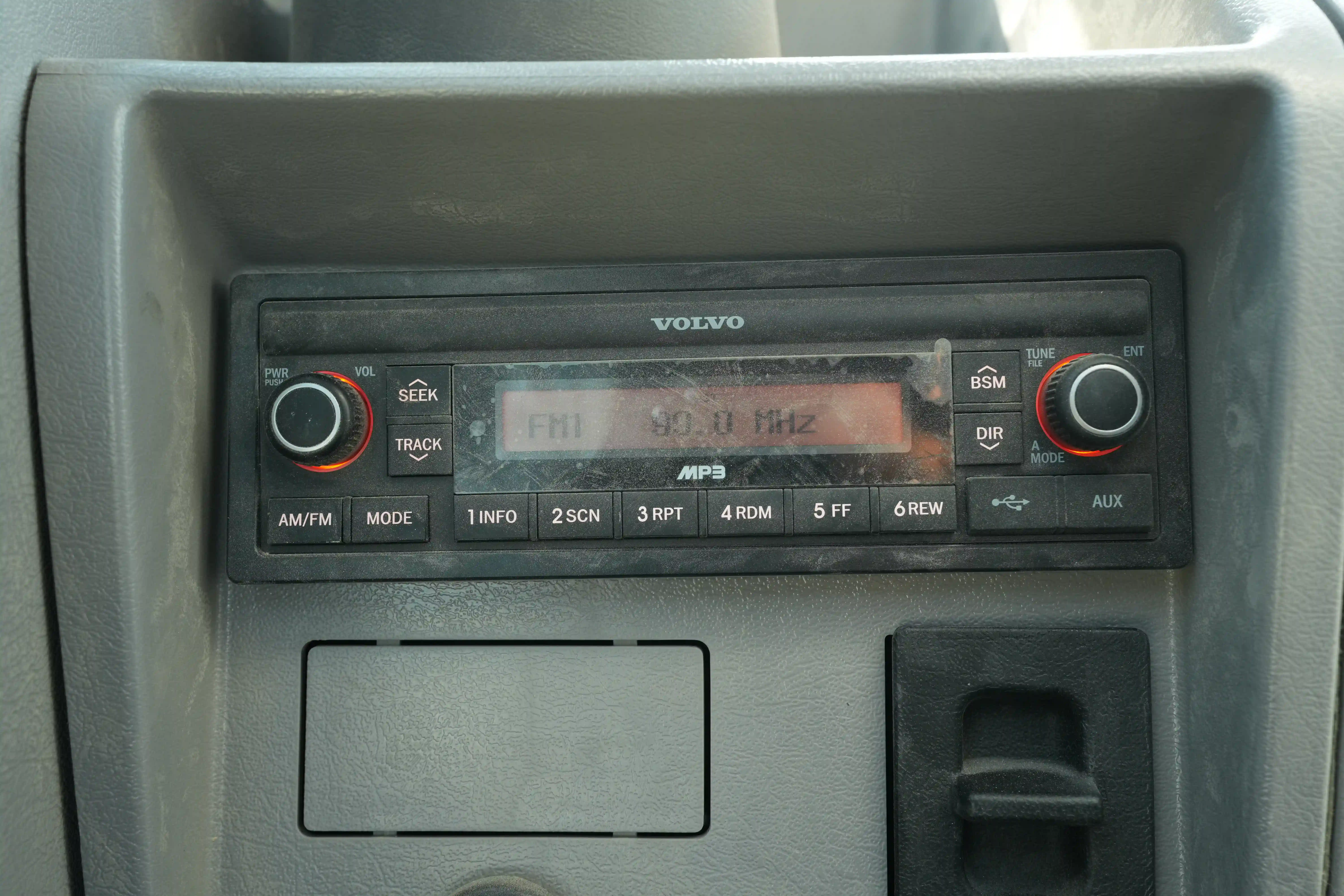LEX-001-Volvo-EC550EL-large-excavator-inspection-cabin-radio-3