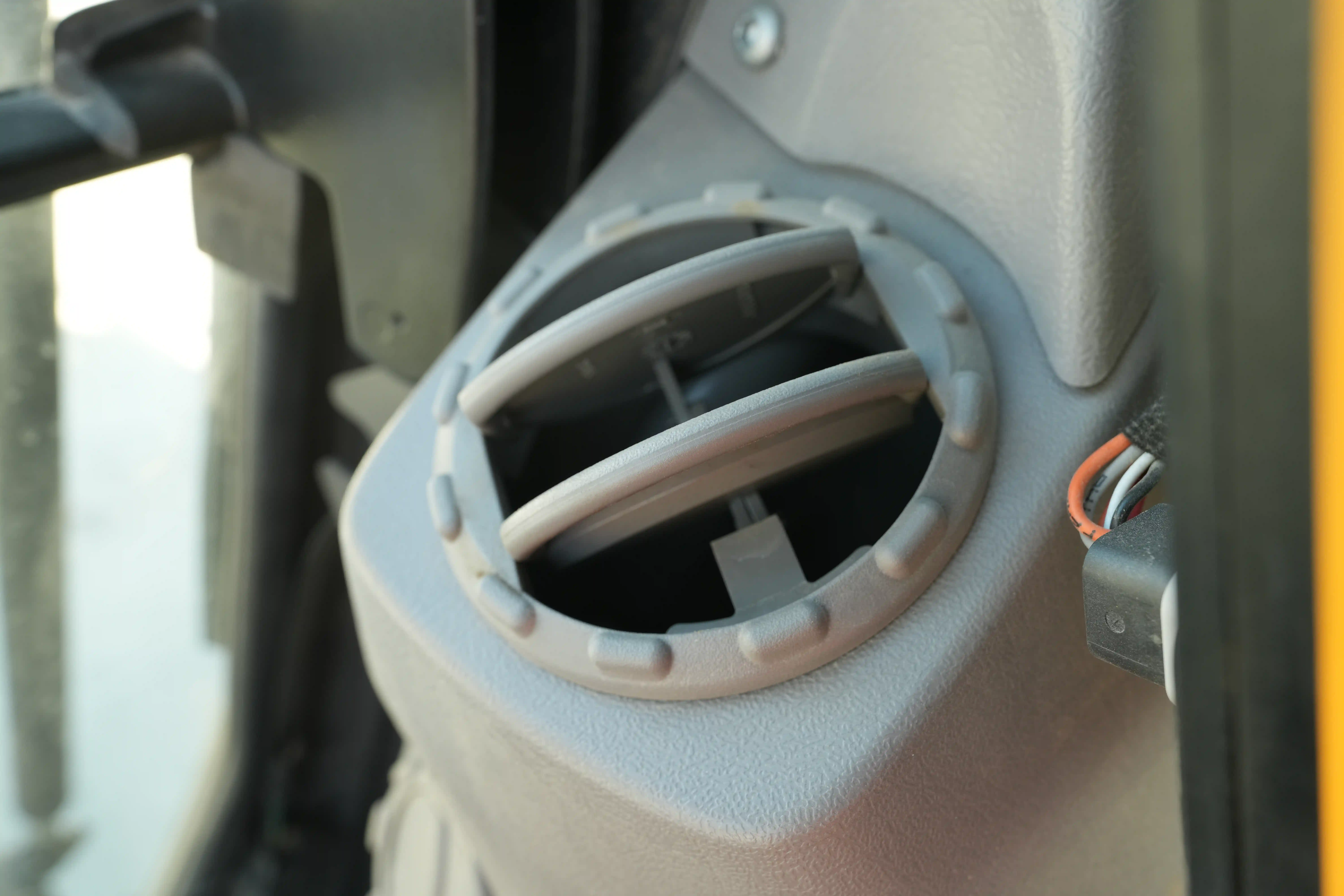 LEX-001-Volvo-EC550EL-large-excavator-inspection-air-conditioning-vents-and-air-flow-1