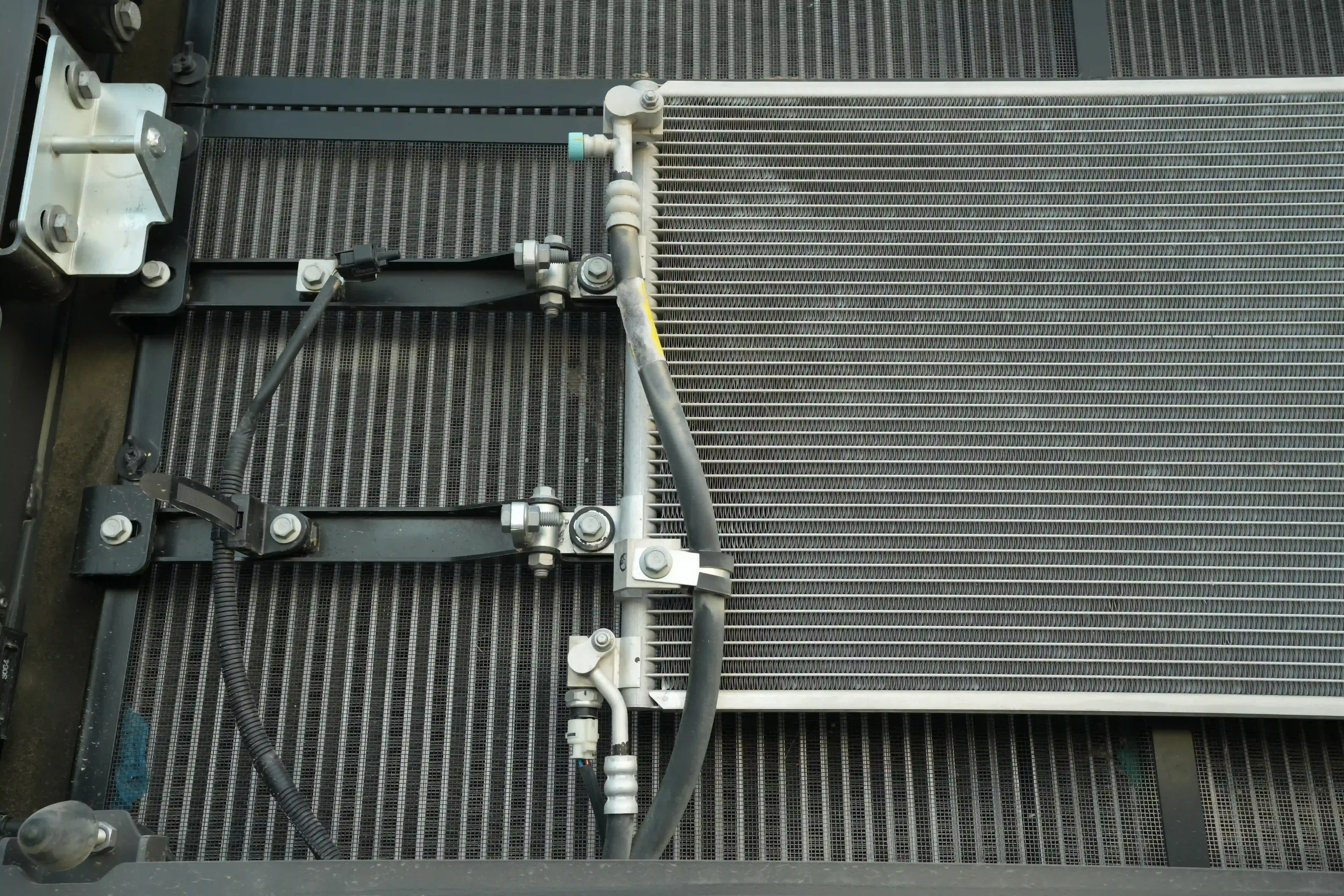 LEX-001-Volvo-EC550EL-large-excavator-inspection -air-conditioning-refrigerant-lines-3