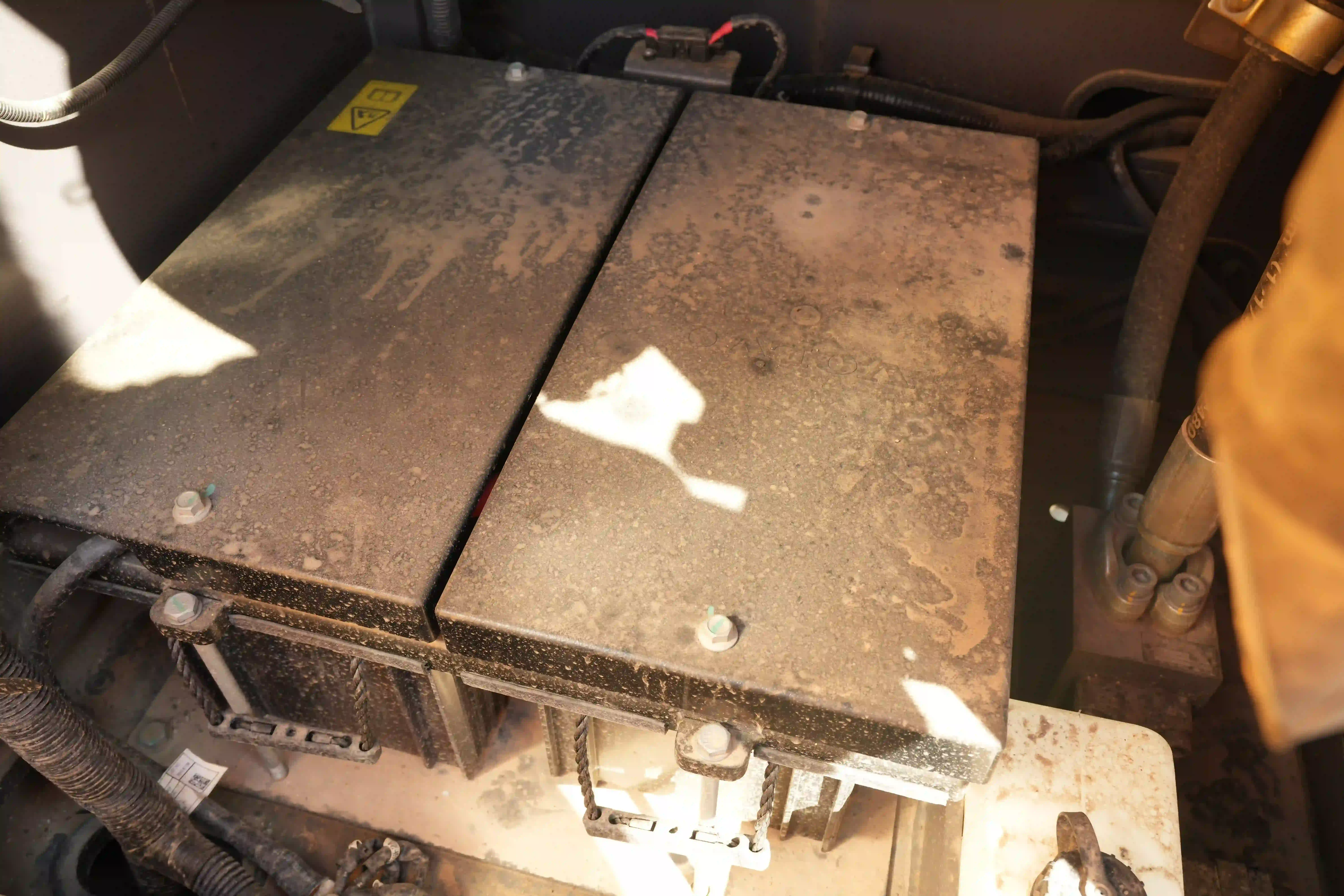 LEX-001-Volvo-EC550EL-large-excavator-inspection-electronics-battery-1