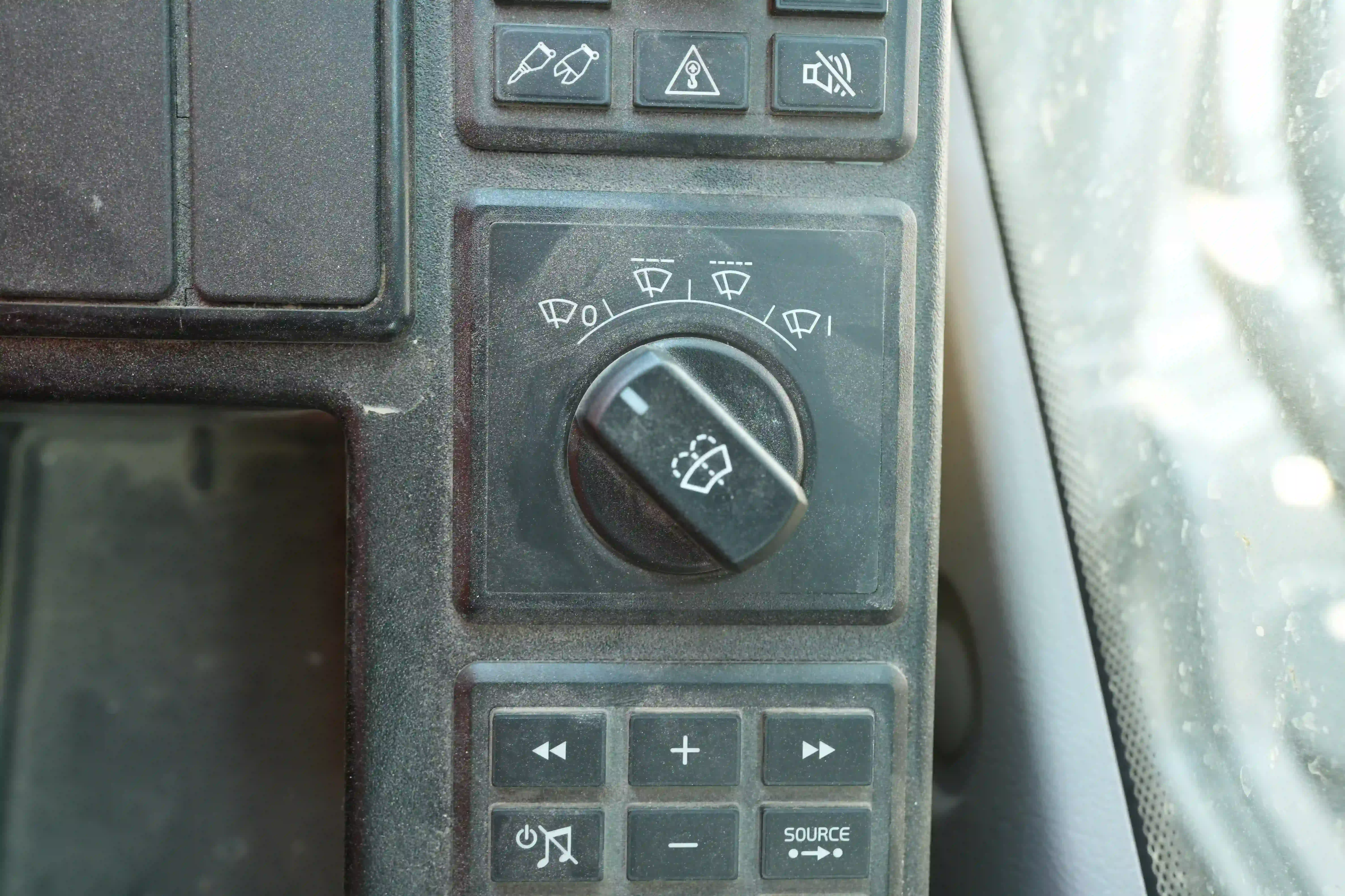 LEX-001-Volvo-EC550EL-large-excavator-inspection-electronics-wipers-1