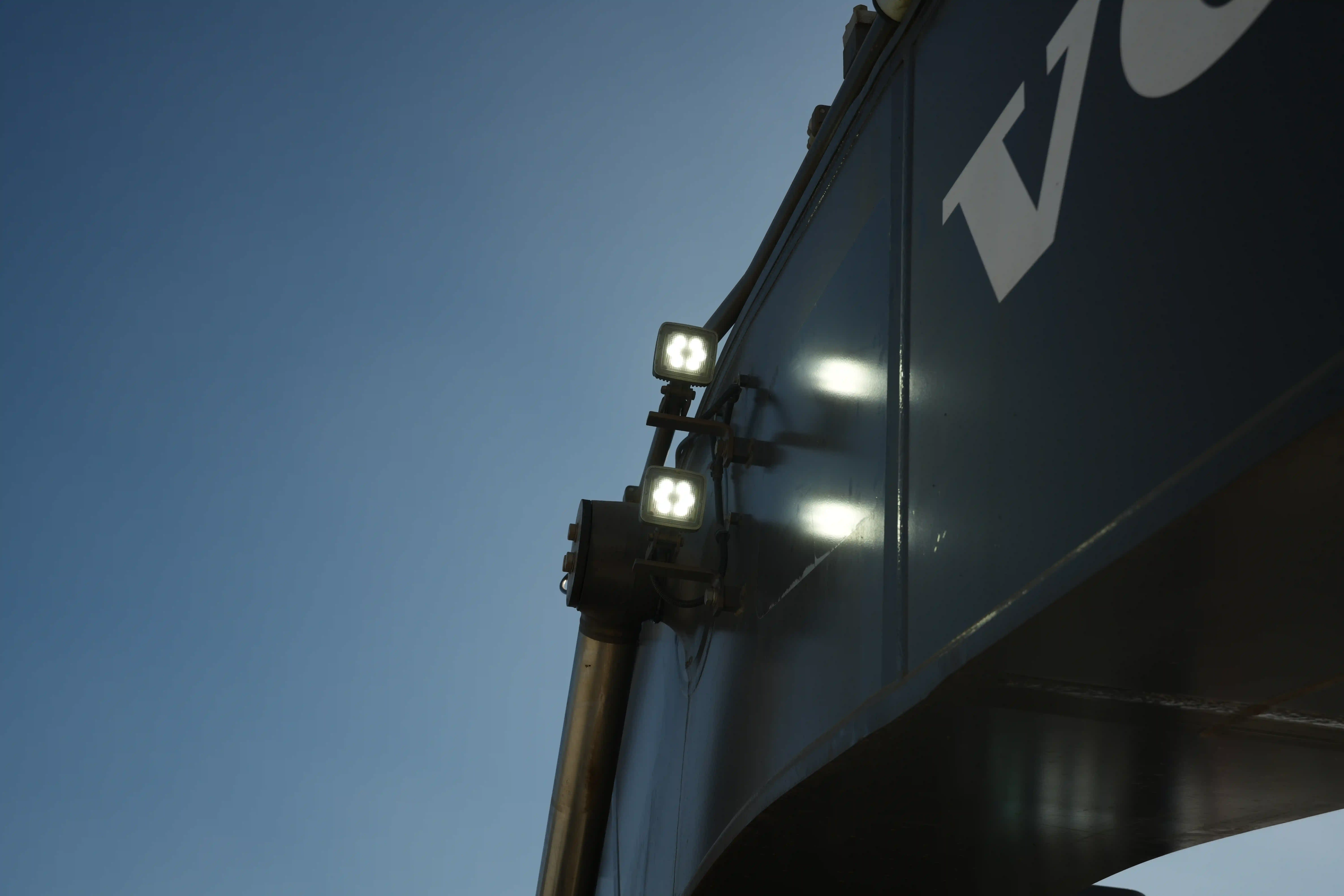 LEX-001-Volvo-EC550EL-large-excavator-inspection-electronics-lights-and-signals-2