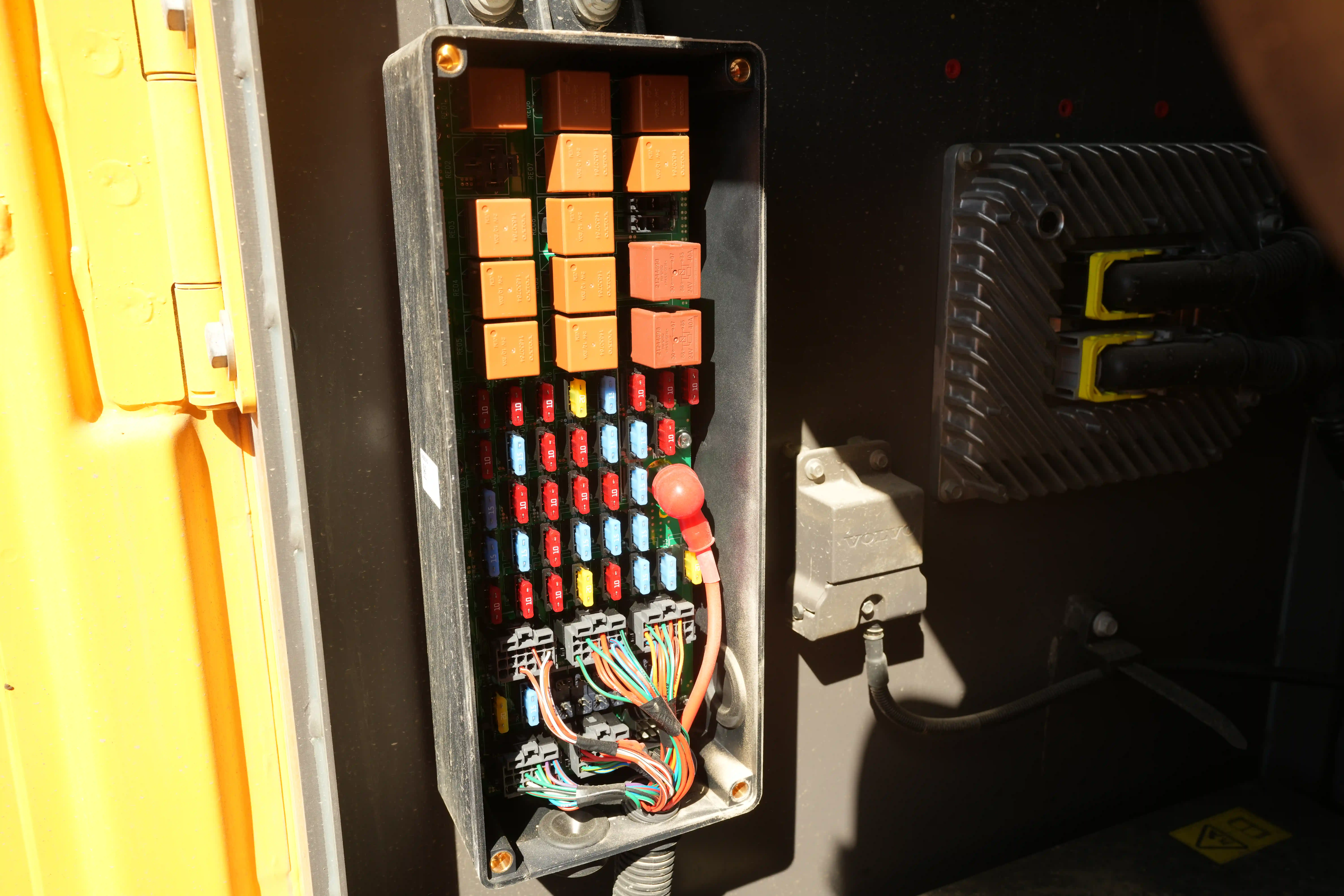 LEX-001-Volvo-EC550EL-large-excavator-inspection-electronics-fuse-box-2