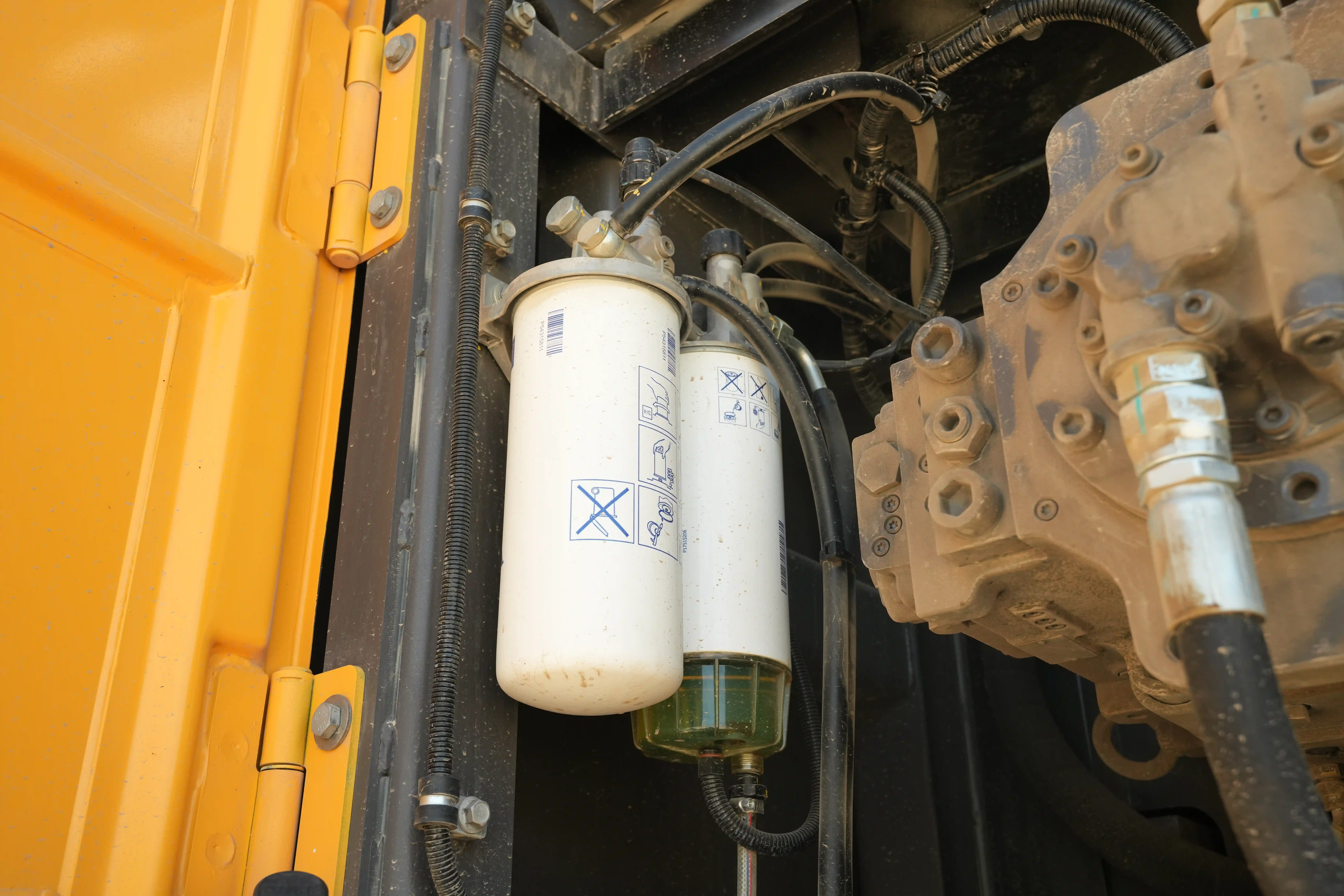 LEX-001-Volvo-EC550EL-large-excavator-inspection-engine-fuel-leaks