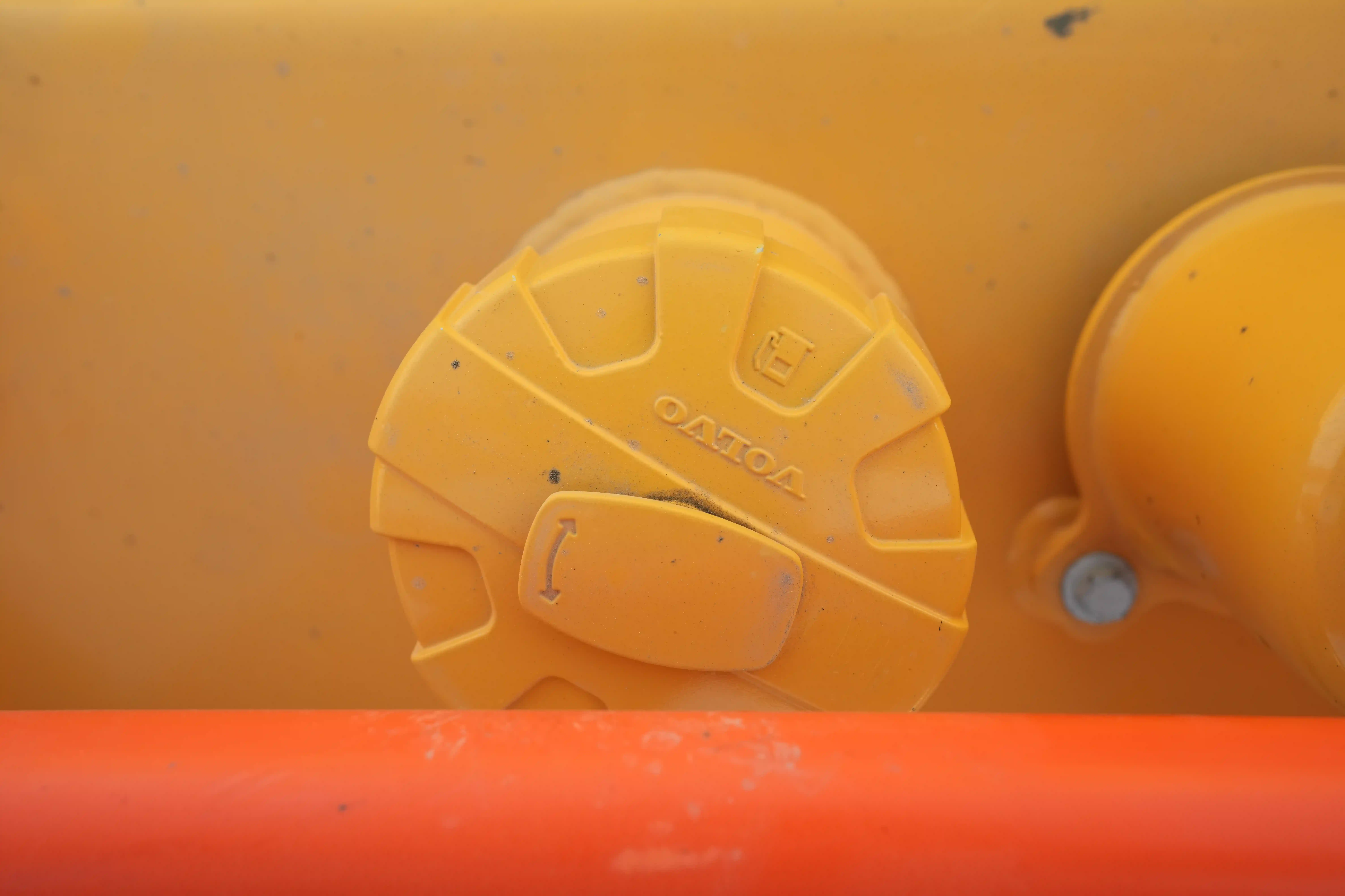 LEX-001-Volvo-EC550EL-large-excavator-inspection-engine-fuel-tank-1
